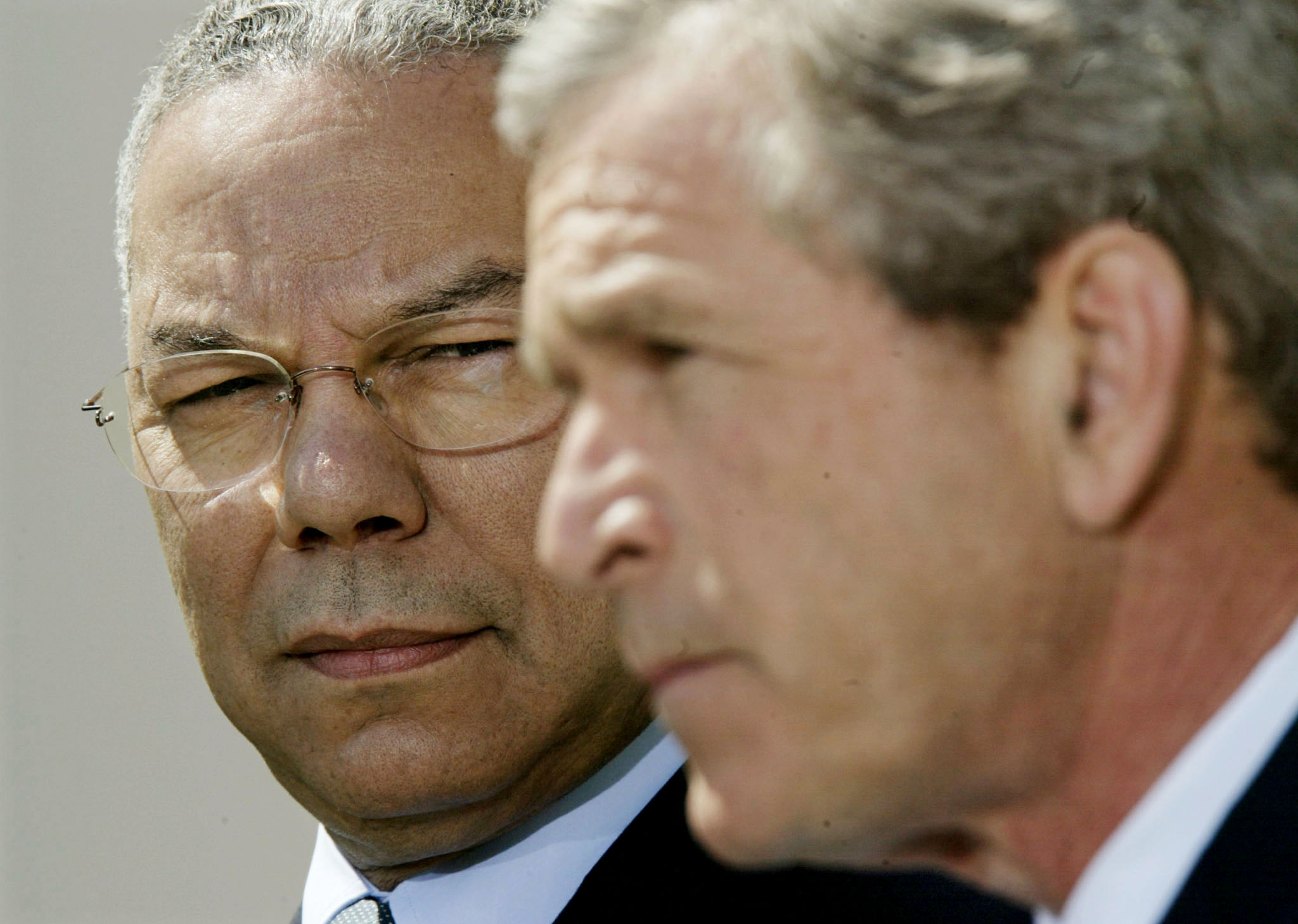 O presidente dos Estados Unidos, George W. Bush, fala sobre o Oriente Médio a partir do
 Rose Garden da Casa Branca como Secretário de Estado dos EUA Colin Powell
 (L) está ao seu lado em 4 de abril de 2002. Bush instruiu Powell a ir para
 o Oriente Médio para reviver as tentativas de cessar-fogo.  REUTERS / Kevin
 Lamarque

 KL / MMR