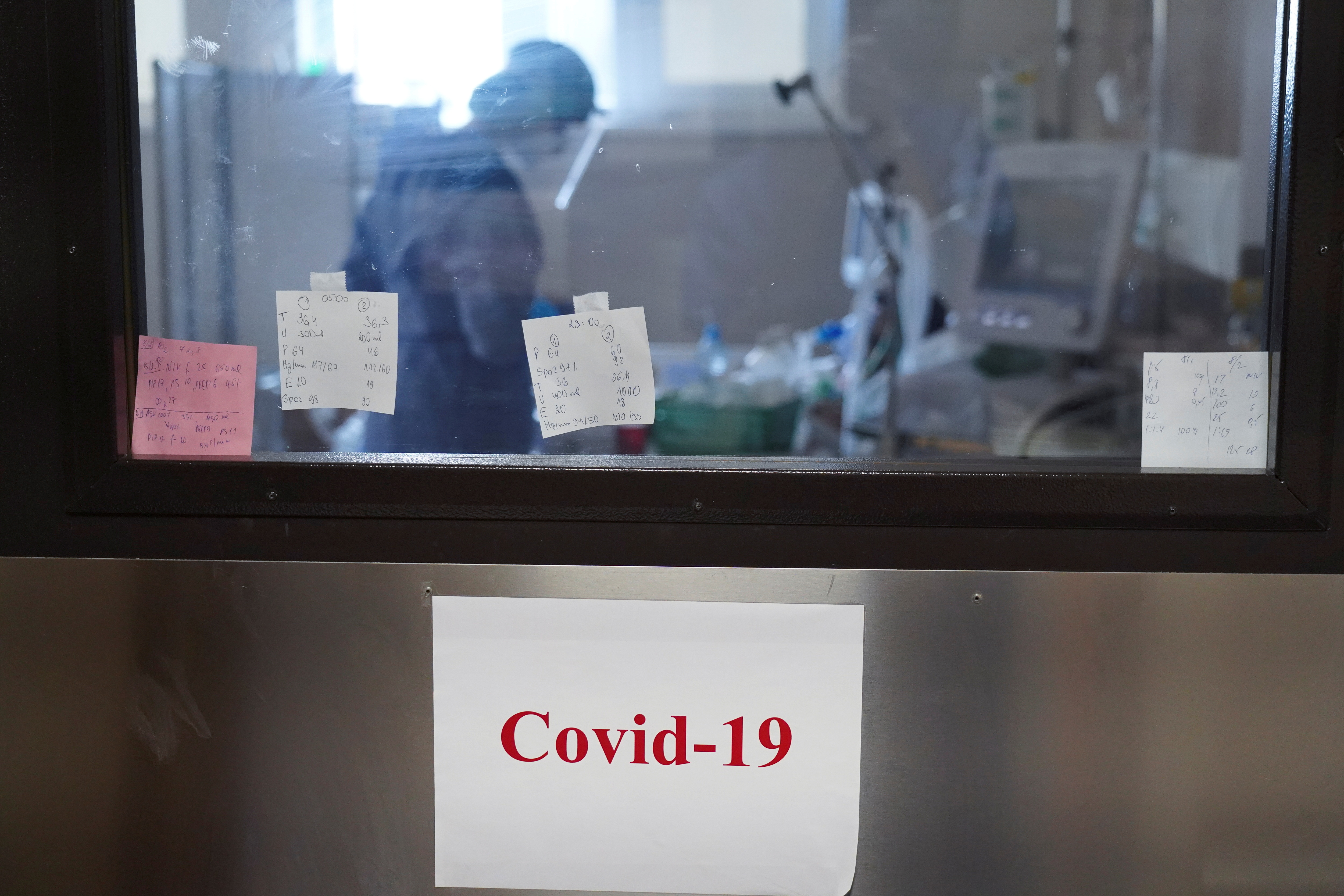 A medical specialist attends to a patient suffering from the coronavirus disease (COVID-19) at the intensive care unit (ICU) of Toxicology and Sepsis clinic of the Riga East Clinical University Hospital in Riga, Latvia. Picture taken on October 29, 2021. REUTERS/Janis Laizans/File Photo