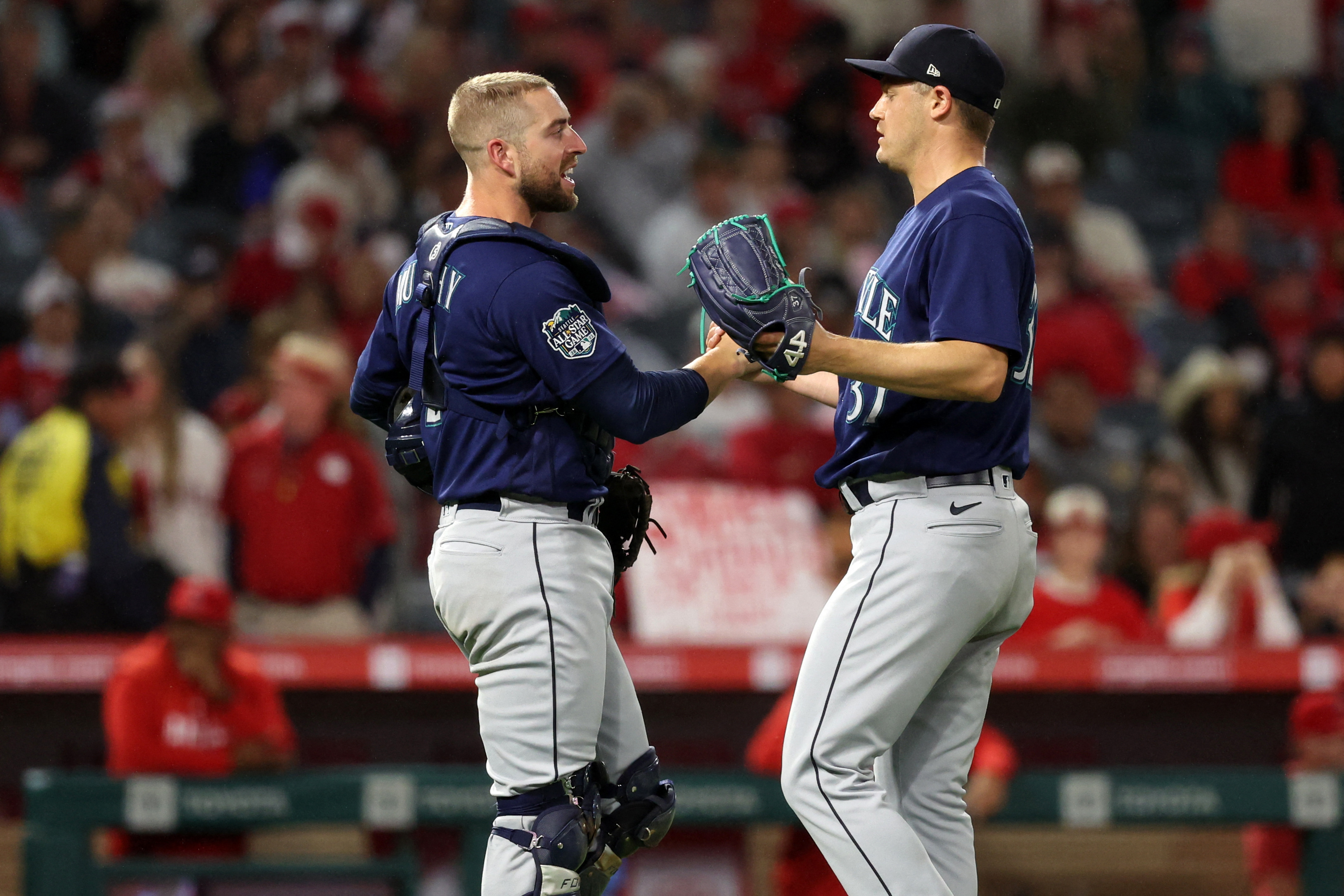 Mariners rack up 16 hits, dispatch Angels