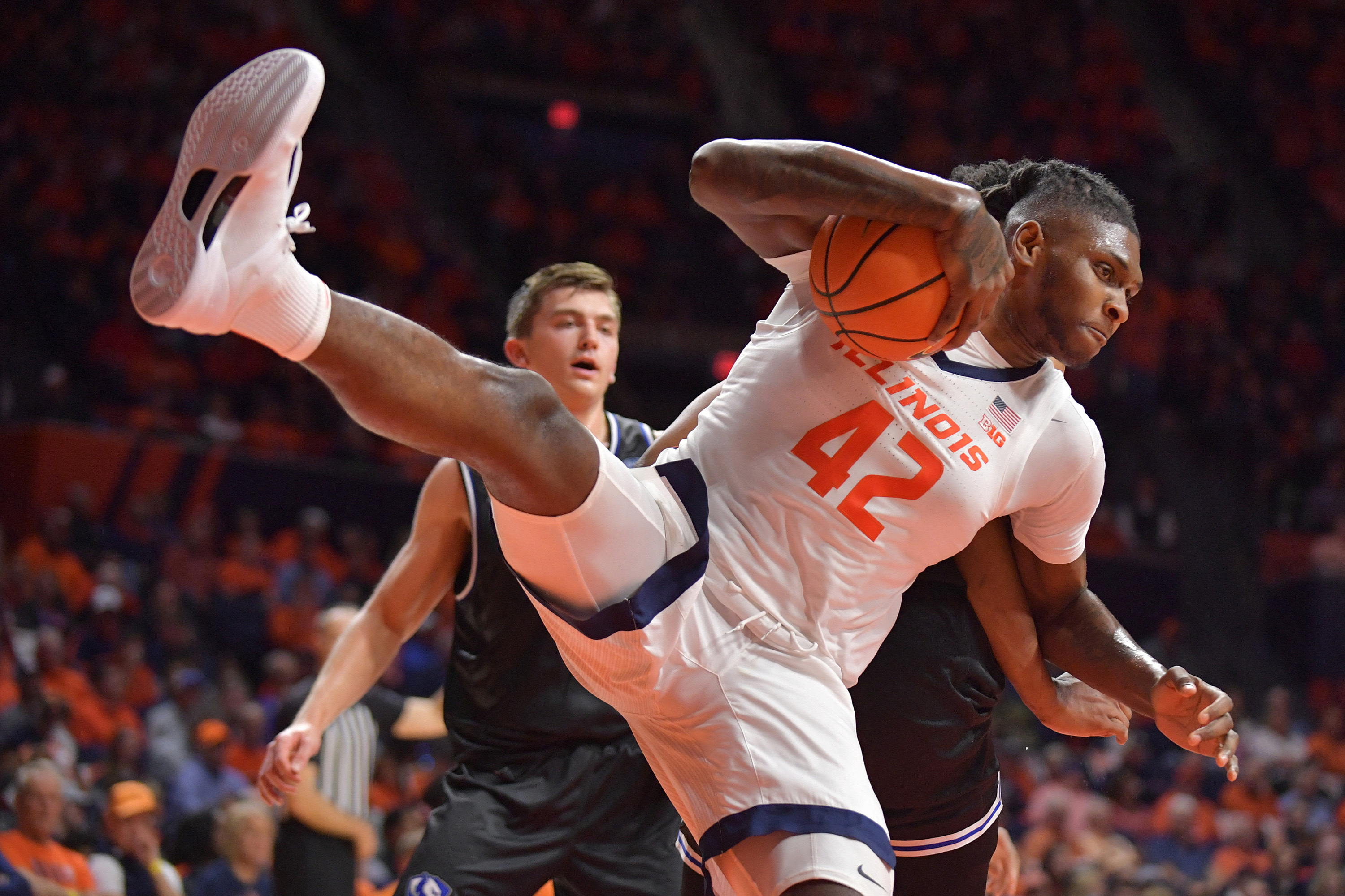 No. 25 Illinois Starts Slowly, Still Routs Eastern Illinois | Reuters