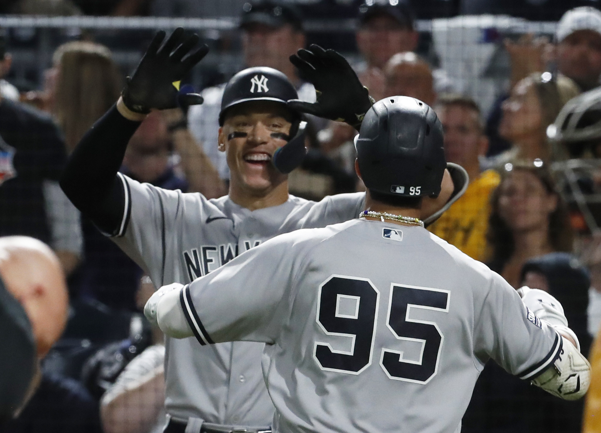 Giancarlo Stanton goes deep as Yankees sink Pirates