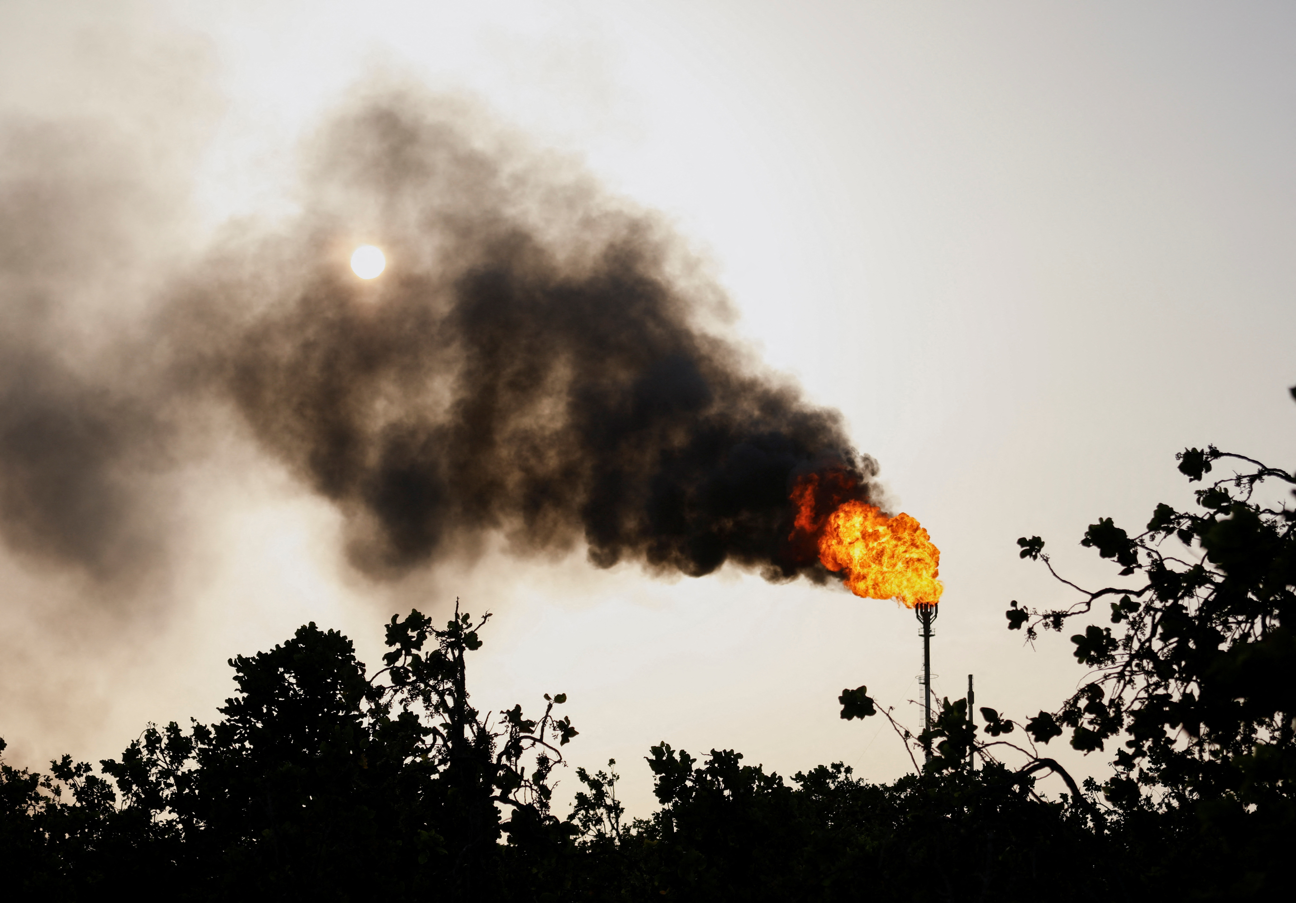 Venezuela fails to curb oil leaks, gas flaring despite pledges
