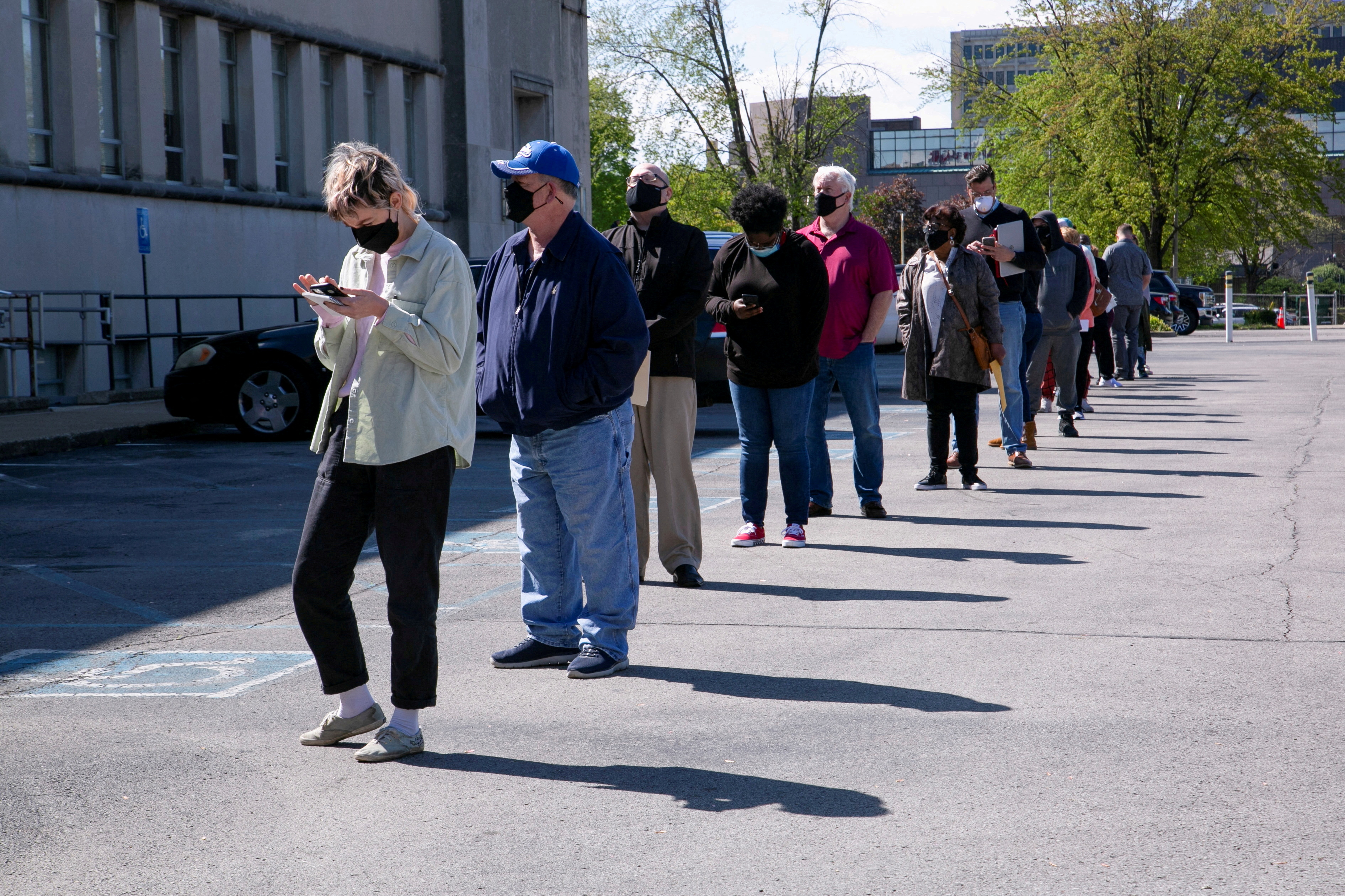 The number of Americans filing new claims for unemployment benefits rose last week and could increase further in the coming weeks amid disruptions from soaring COVID-19 infections. People line up outside a newly reopened career center for in-person appointments in Louisville, U.S., April 15, 2021.  REUTERS/Amira Karaoud/File Photo