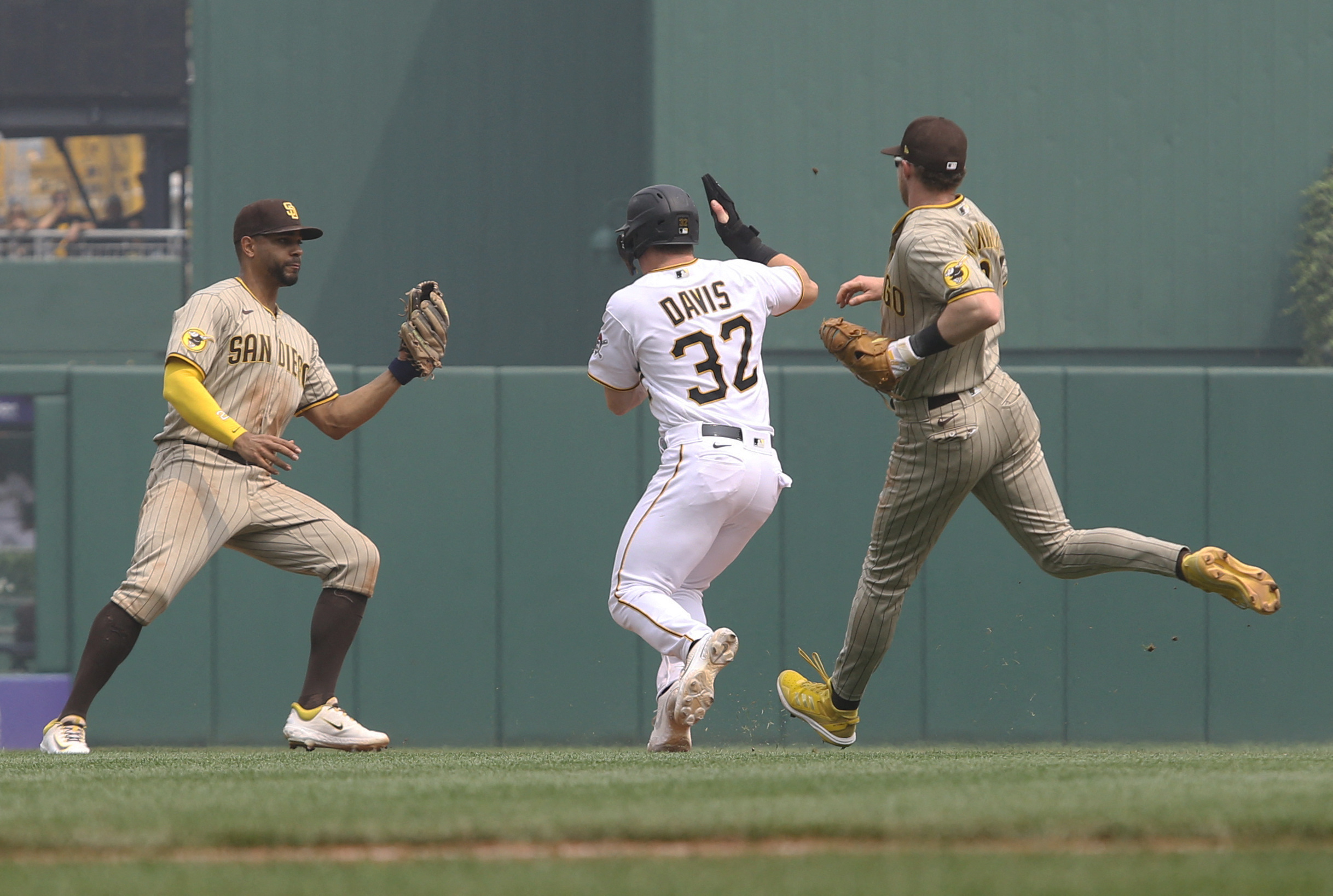 Pirates rally to complete three-game sweep of Padres