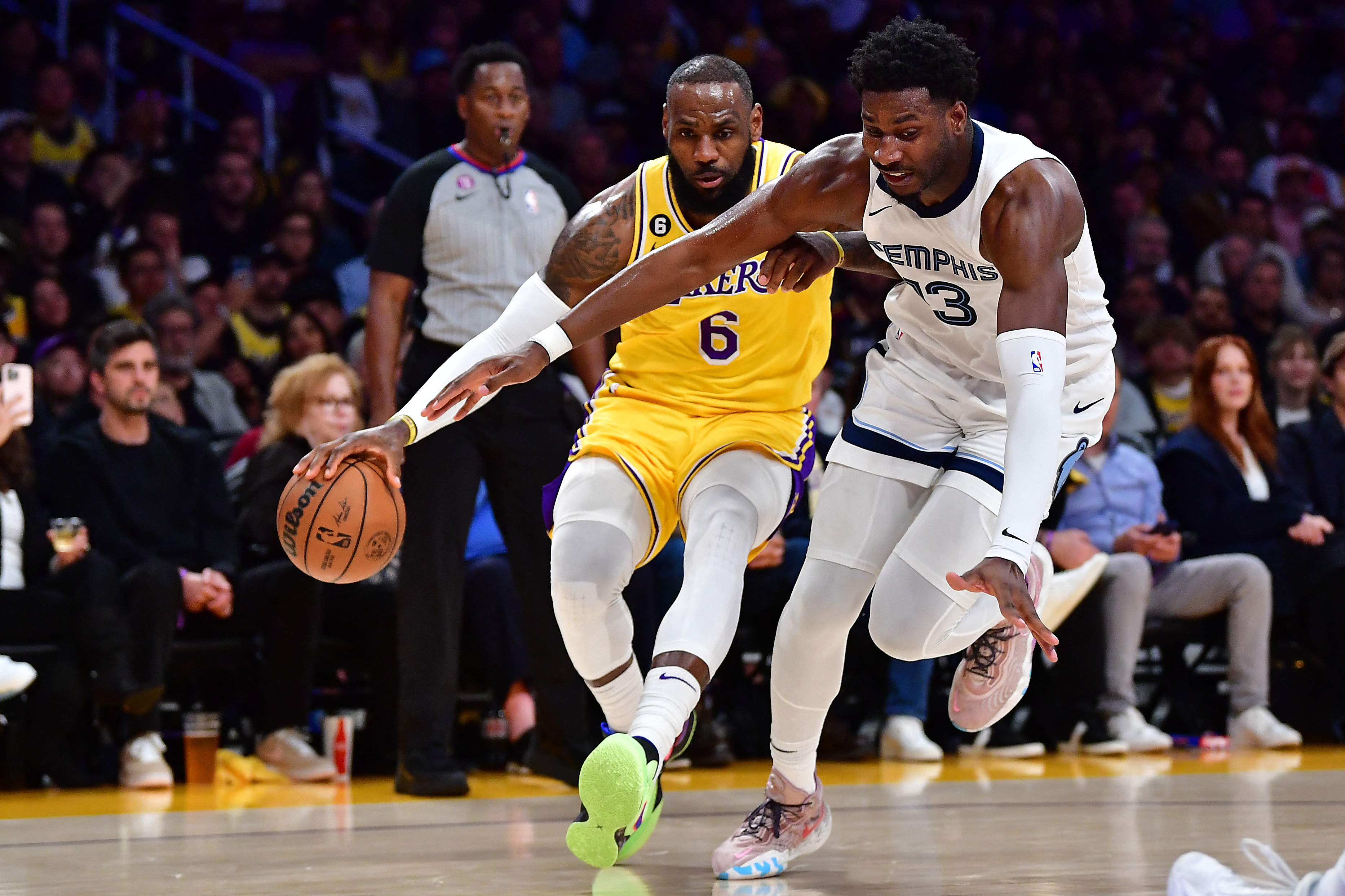 LeBron James decide, Lakers bate Grizzlies na prorrogação e fica a