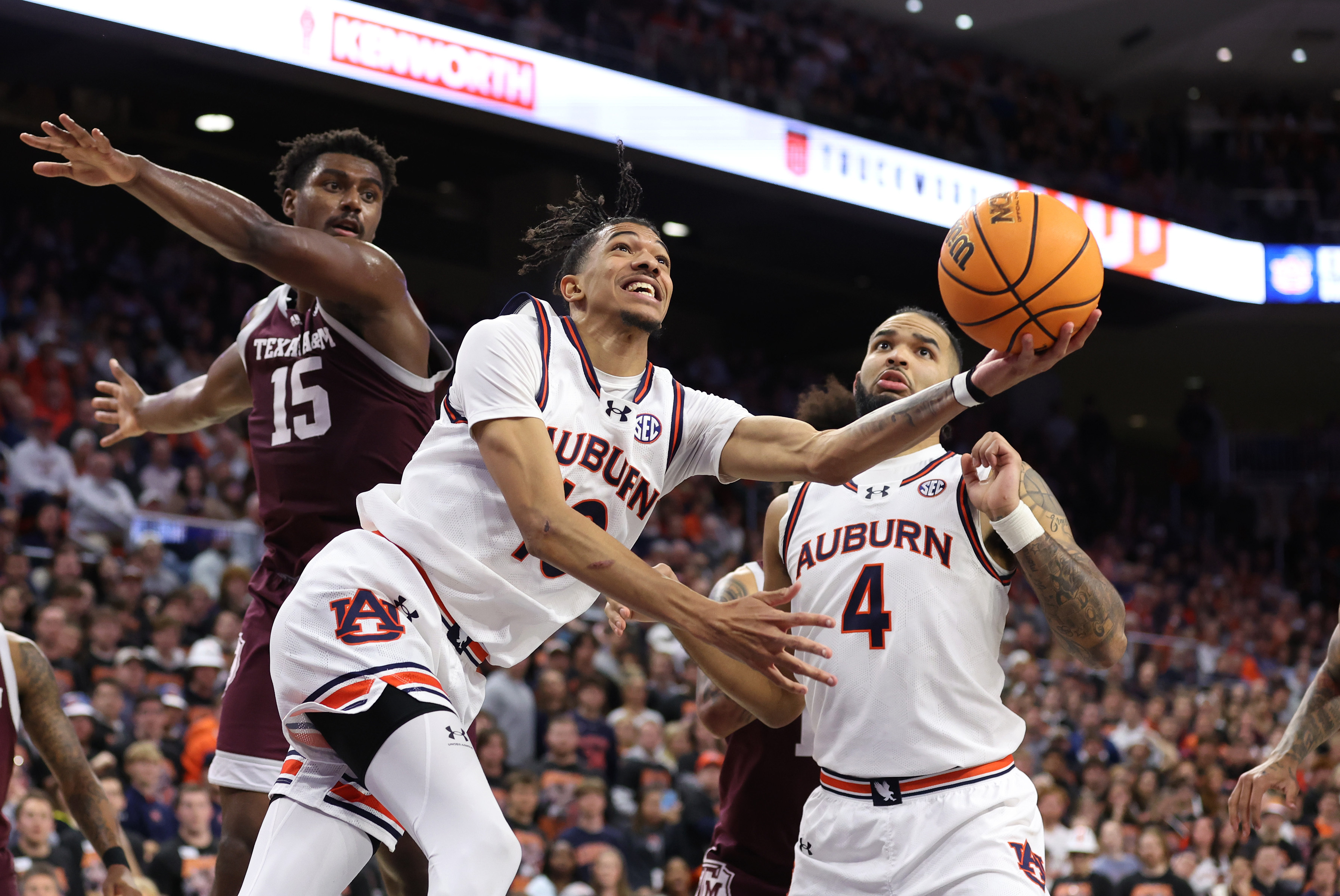 No. 16 Auburn holds off Texas A&M | Reuters