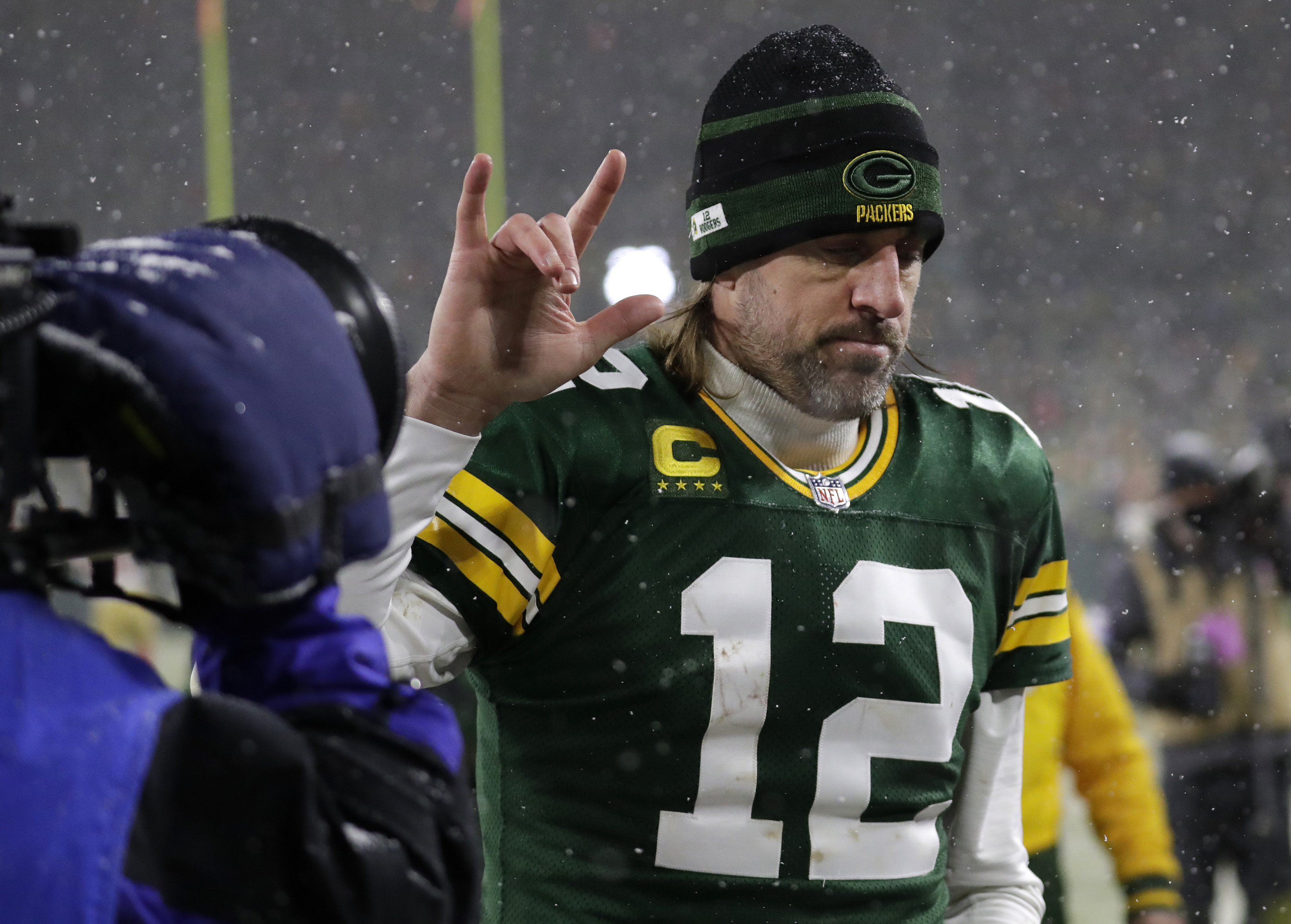 Packers sign QB Aaron Rodgers to 150M deal, lowers '22 cap figure 18M