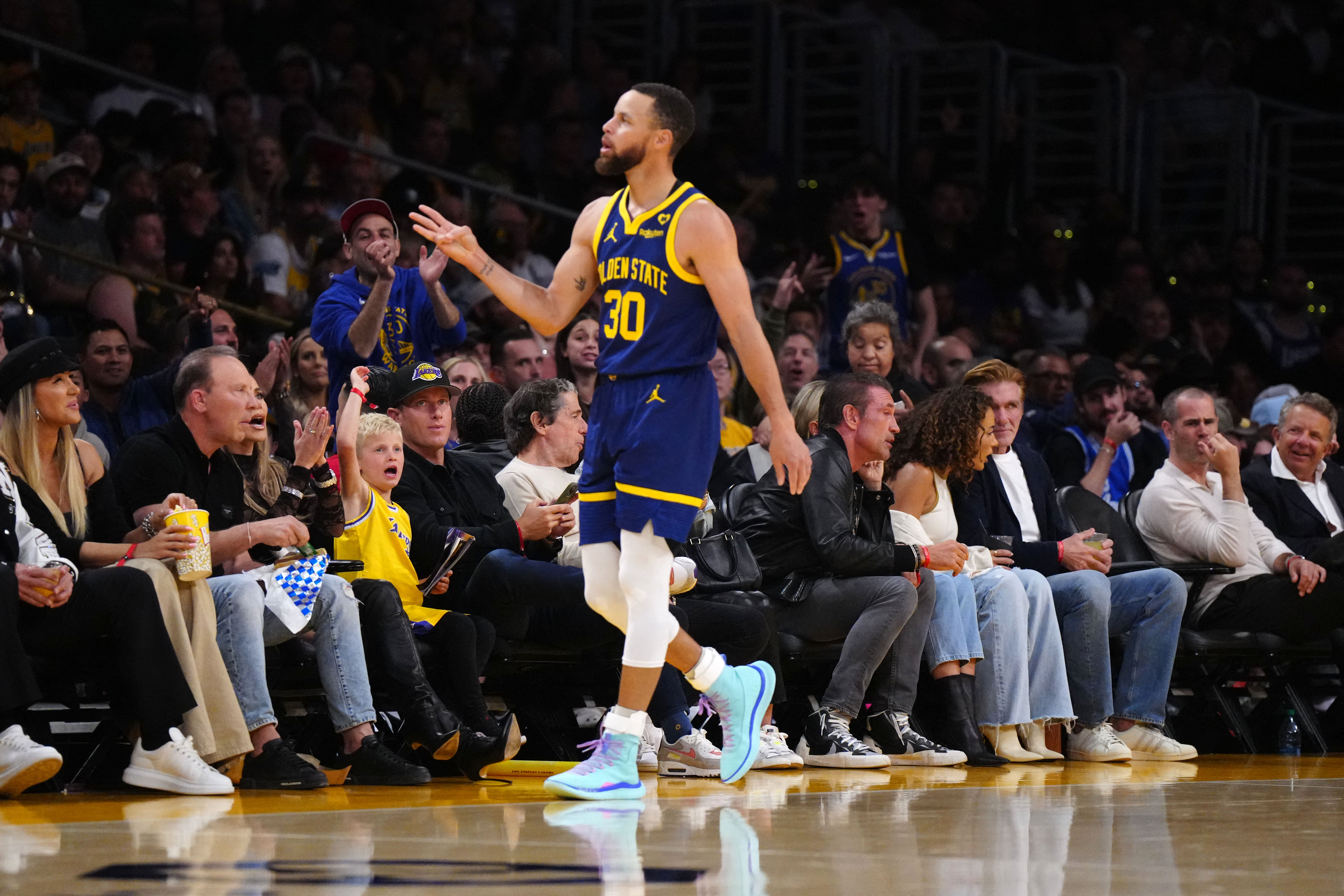 NBA＝カリー、ウォリアーズと1年契約延長で合意─ESPN | ロイター
