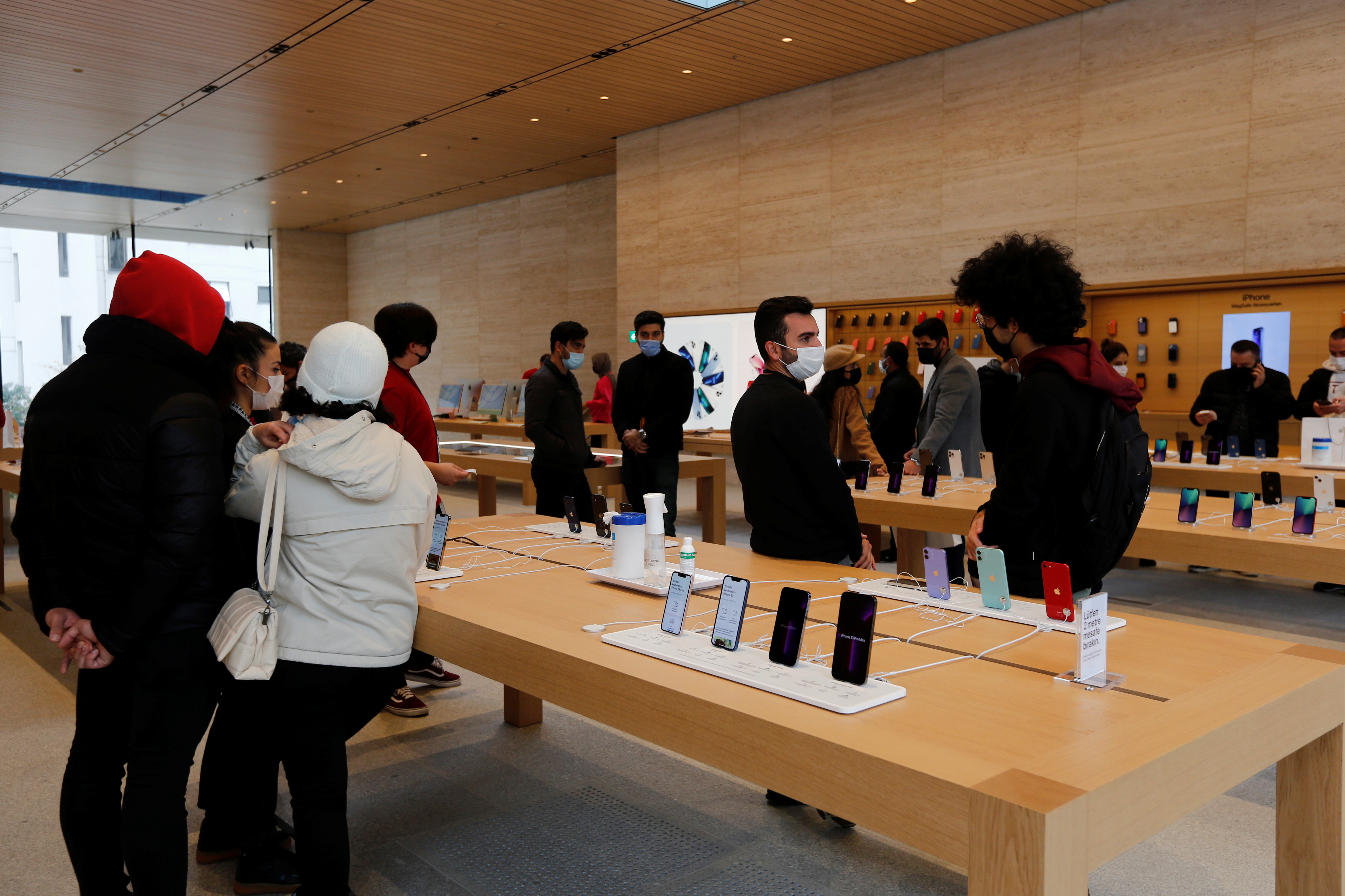 People check the products at an Apple store in Istanbul, Turkey November 24, 2021. REUTERS/Dilara Senkaya