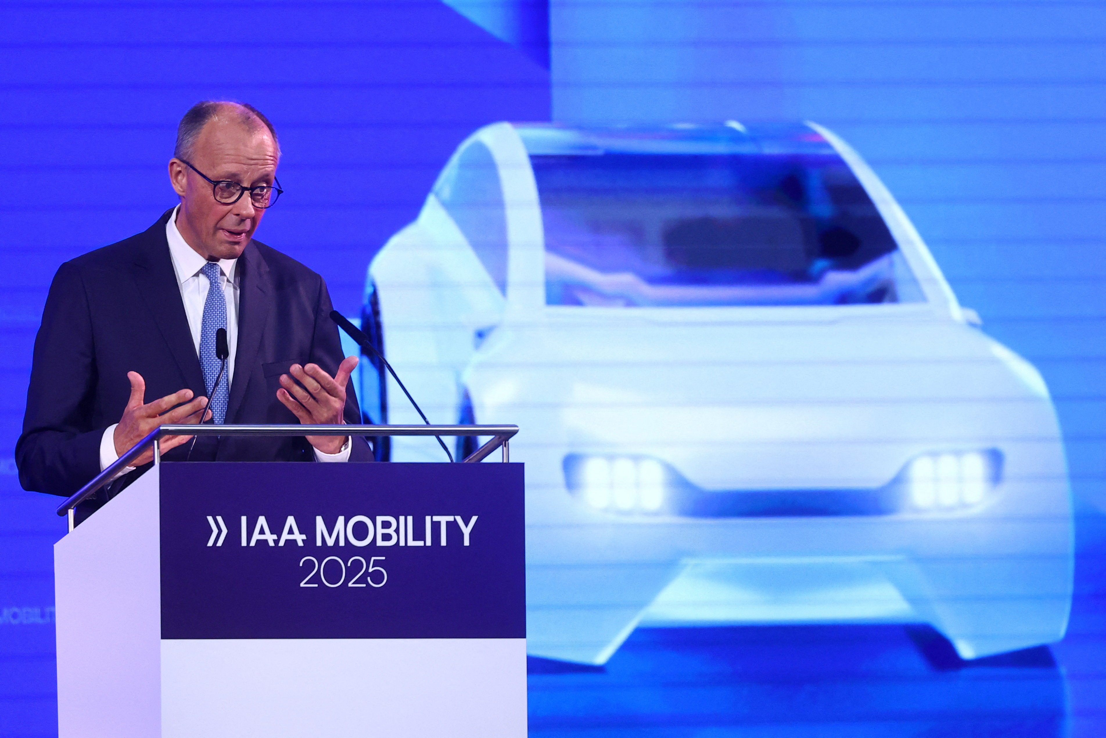 ドイツ首相、自動車業界に「変革主導」呼びかけ | ロイター