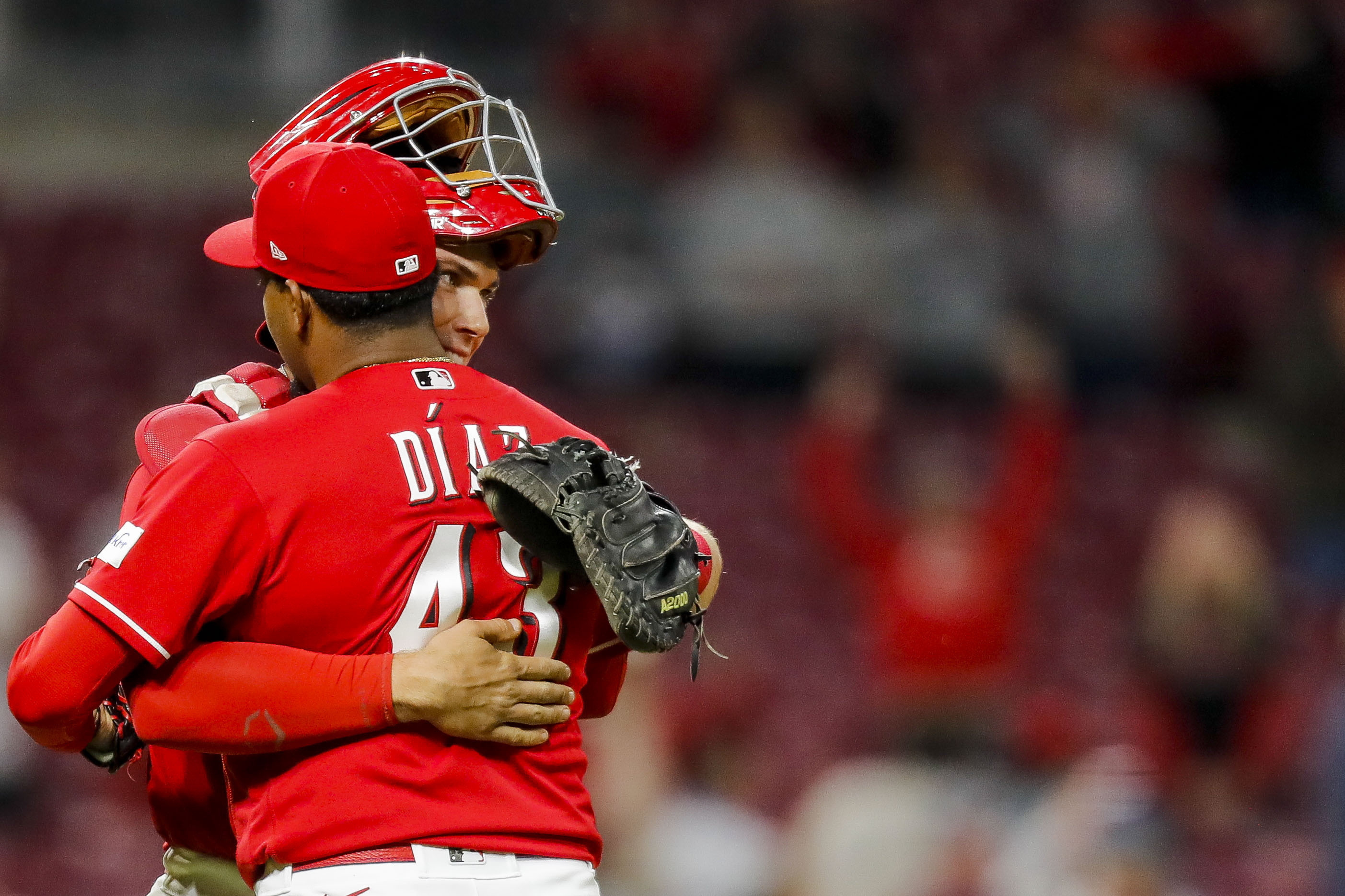 Six-run rally gives Reds comeback win over Rangers