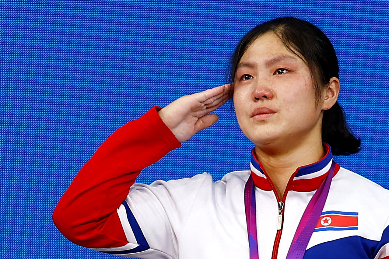 North Korean weightlifters set another world record, dominate in