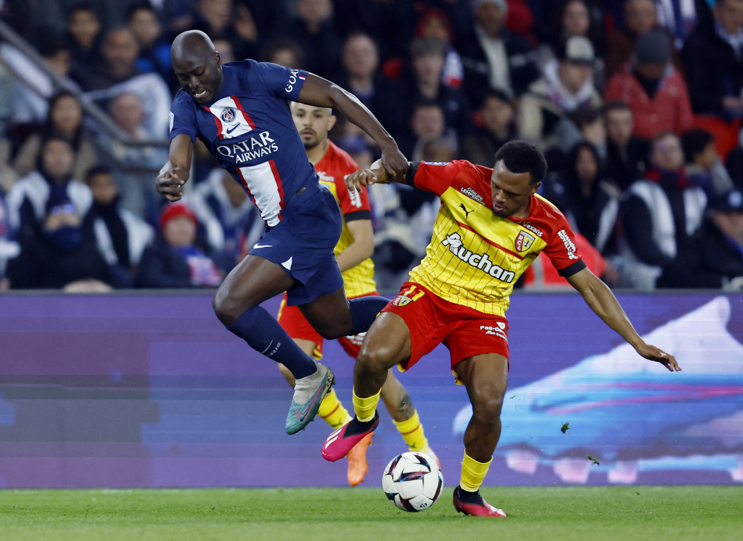 Mbappé stars as PSG beat 10-man Lens