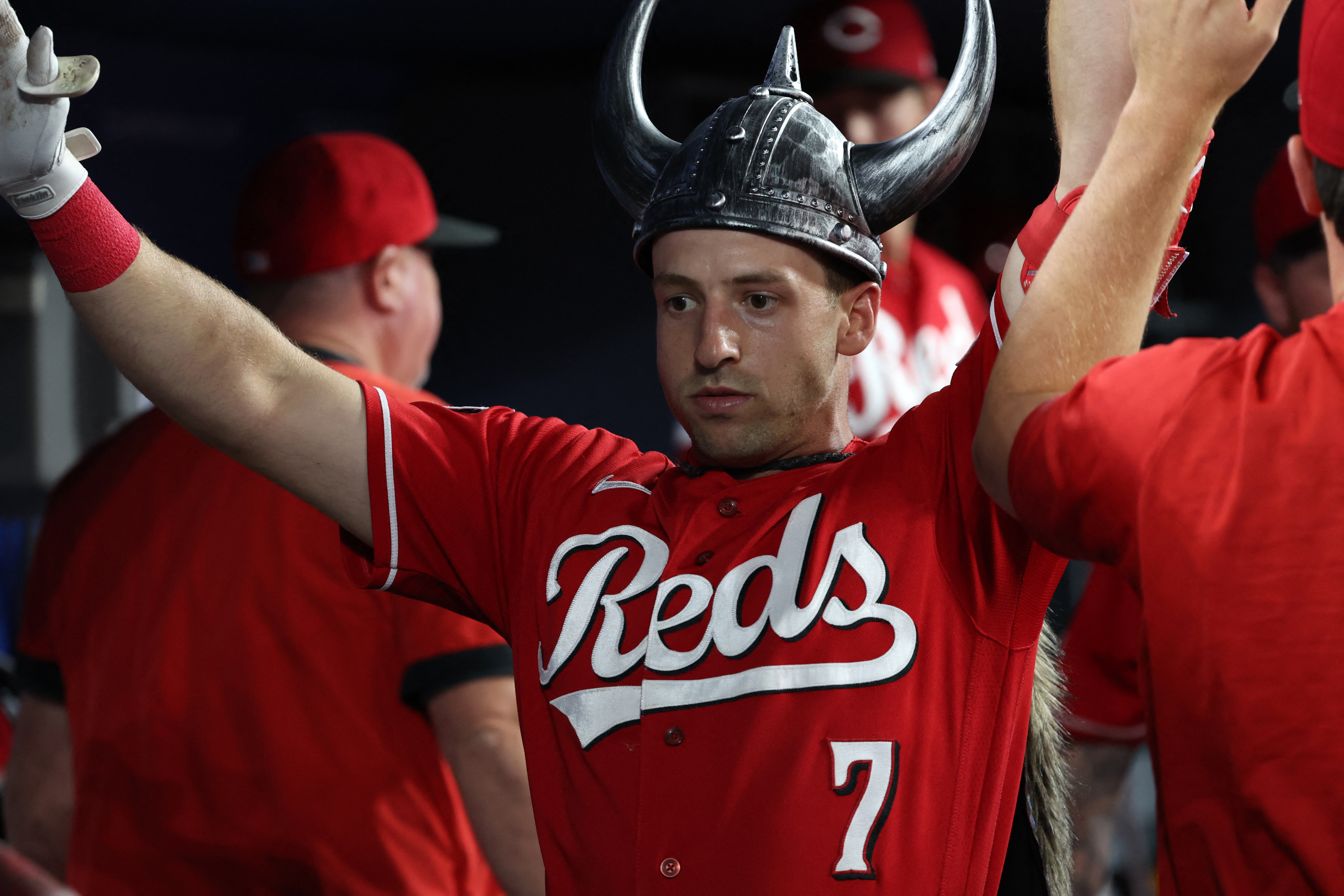 Eugenio Suárez hits 2 homers in Cincinnati Reds win, tied for MLB lead