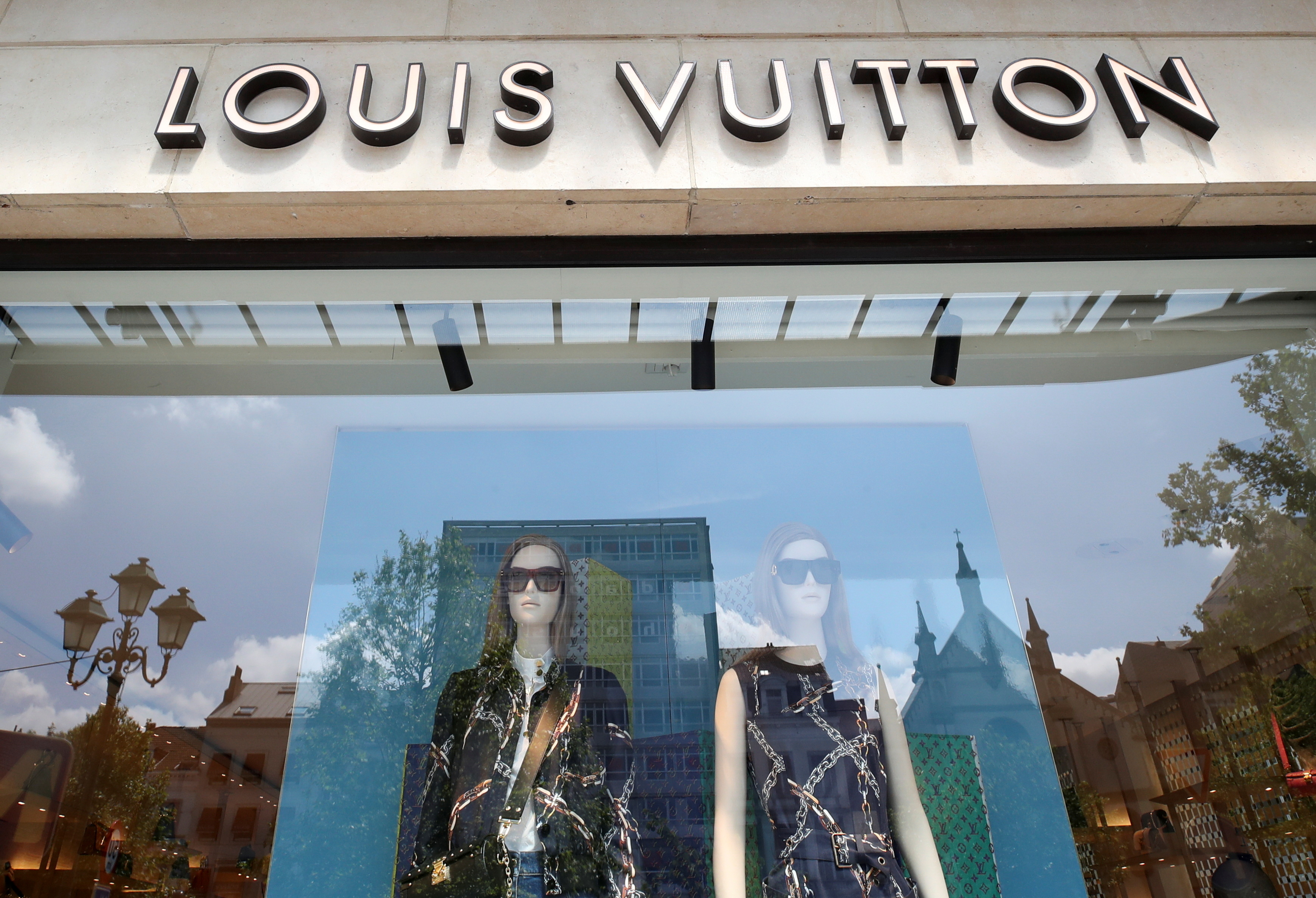 Dior, Fendi frenzy helps luxury group LVMH extend its reach