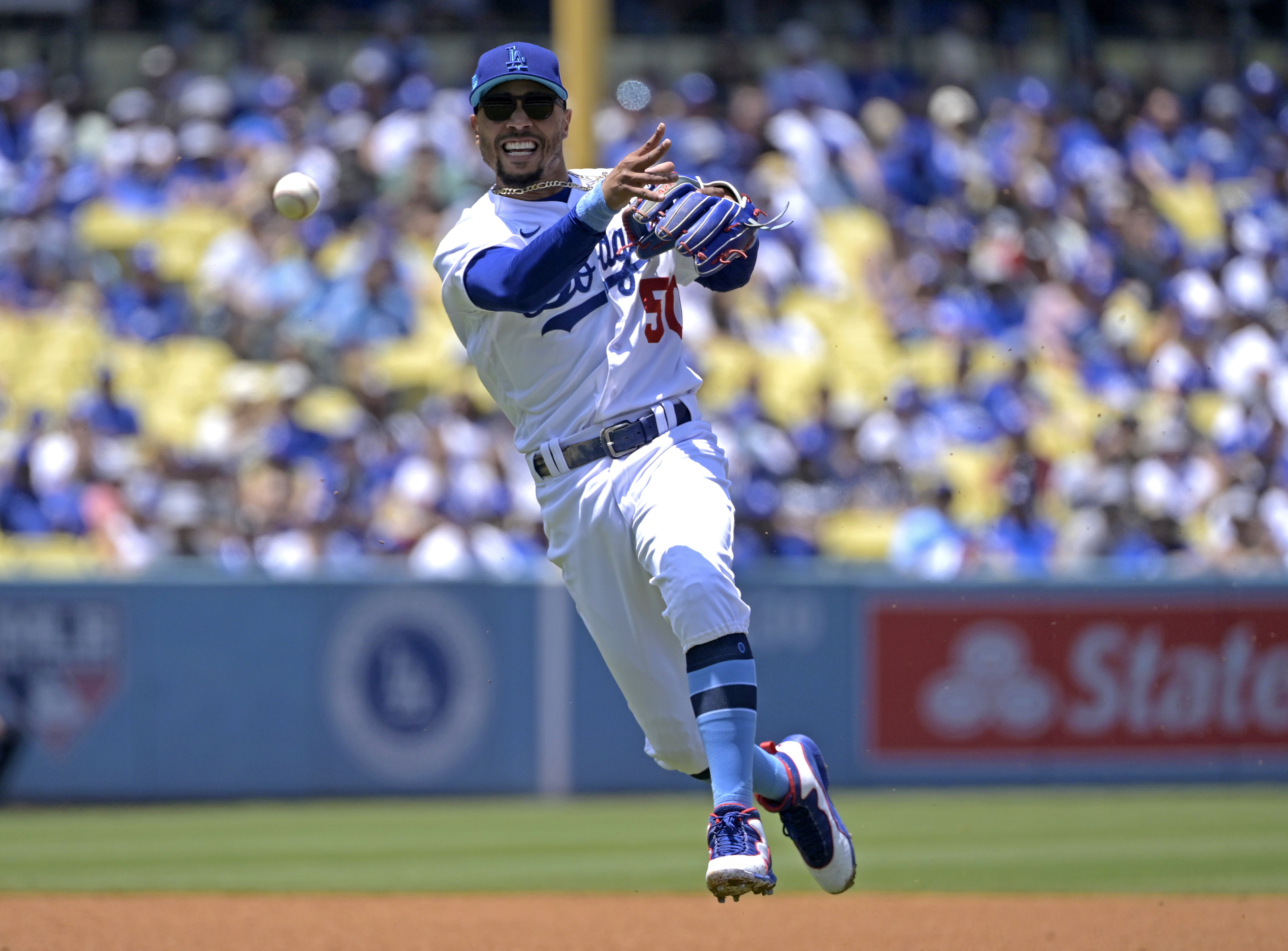 Giants sweep Dodgers for seventh straight win