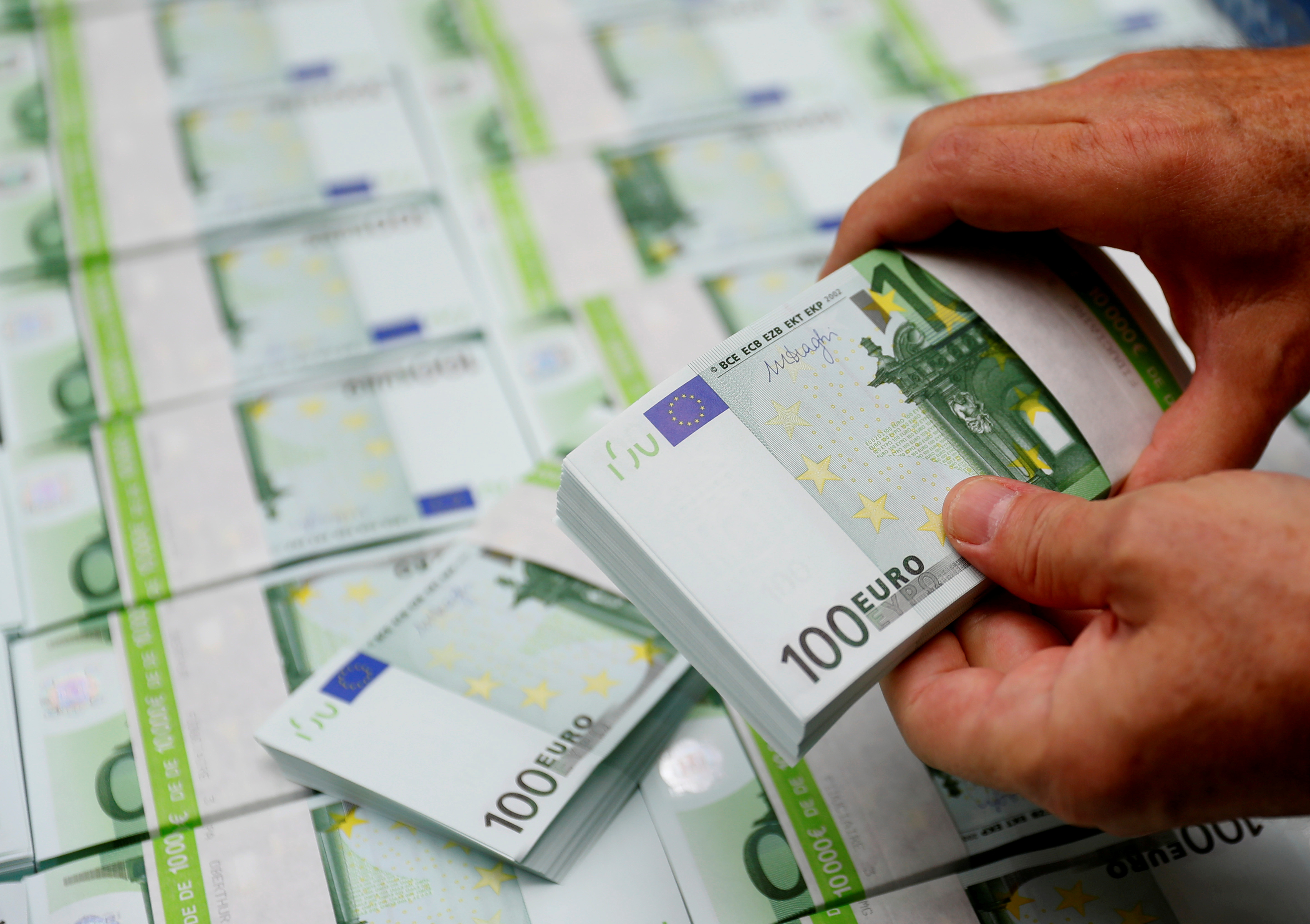 Сумма доллара и евро. Евро. Доллар и евро. Банкноты евро. Деньги евро в ЕС.