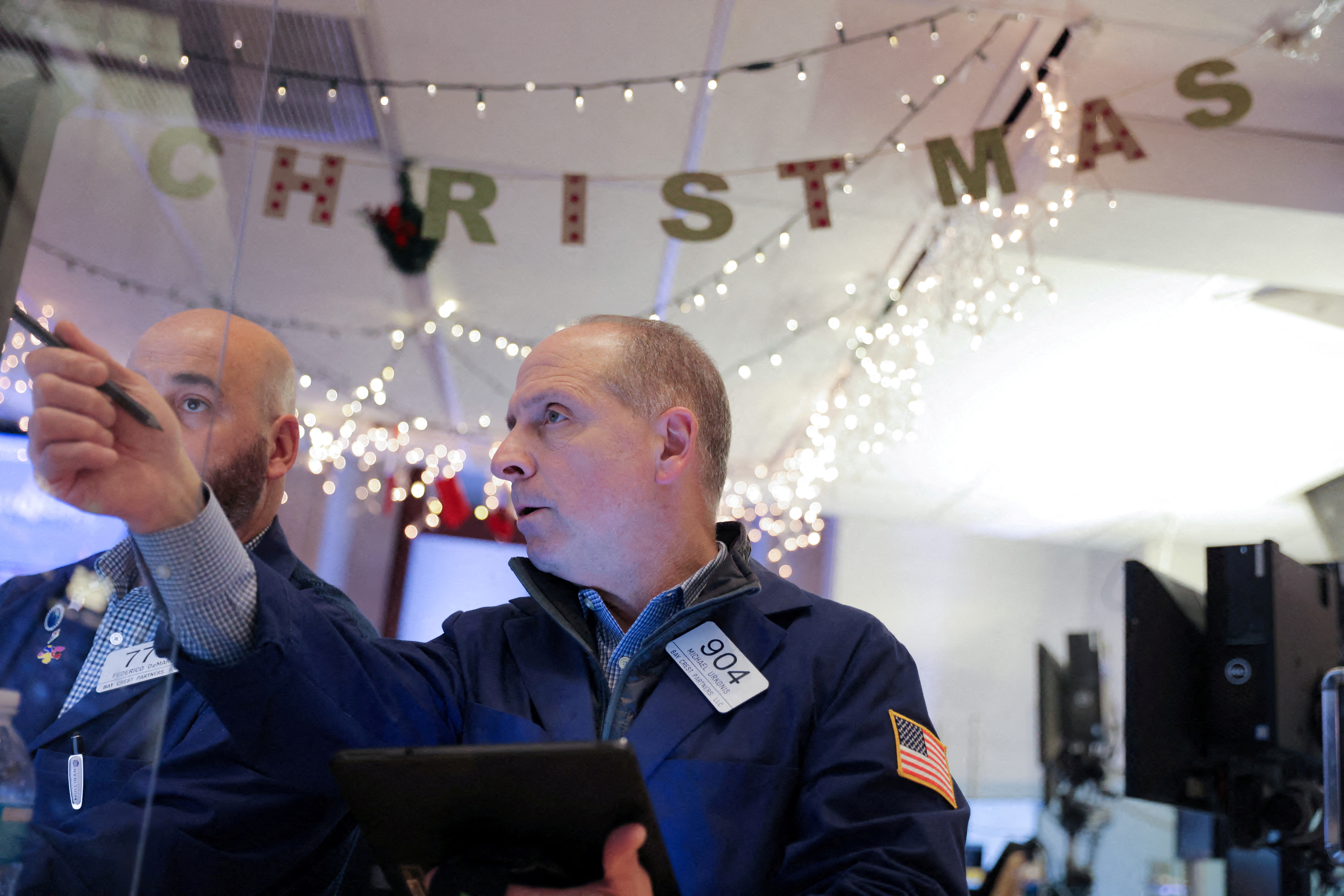 Traders work on the trading floor at the New York Stock Exchange (NYSE) in Manhattan, New York City, U.S., December 17, 2021. REUTERS/Andrew Kelly/File Photo