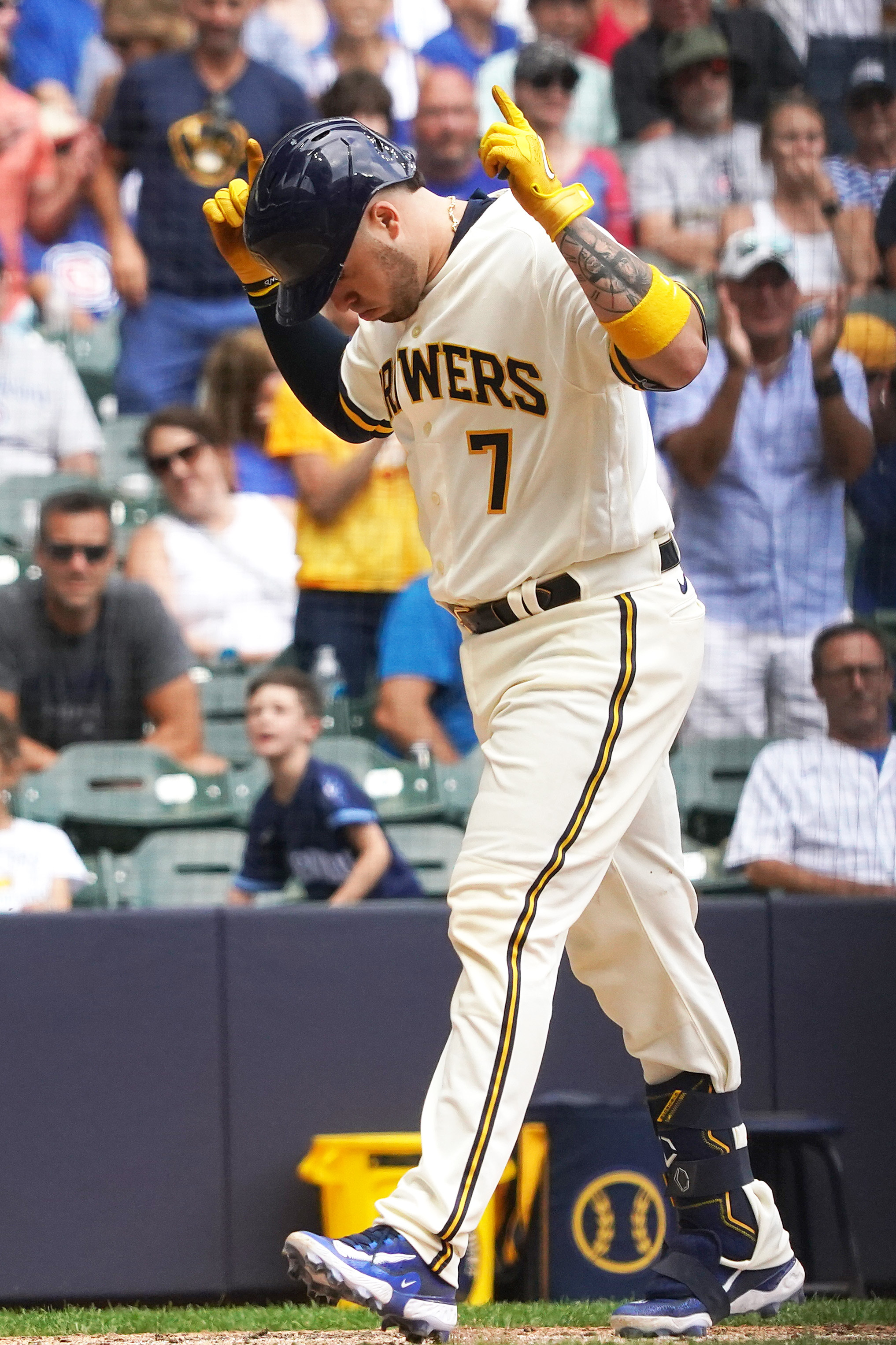 Victor Caratini powers Brewers past Cubs | Reuters