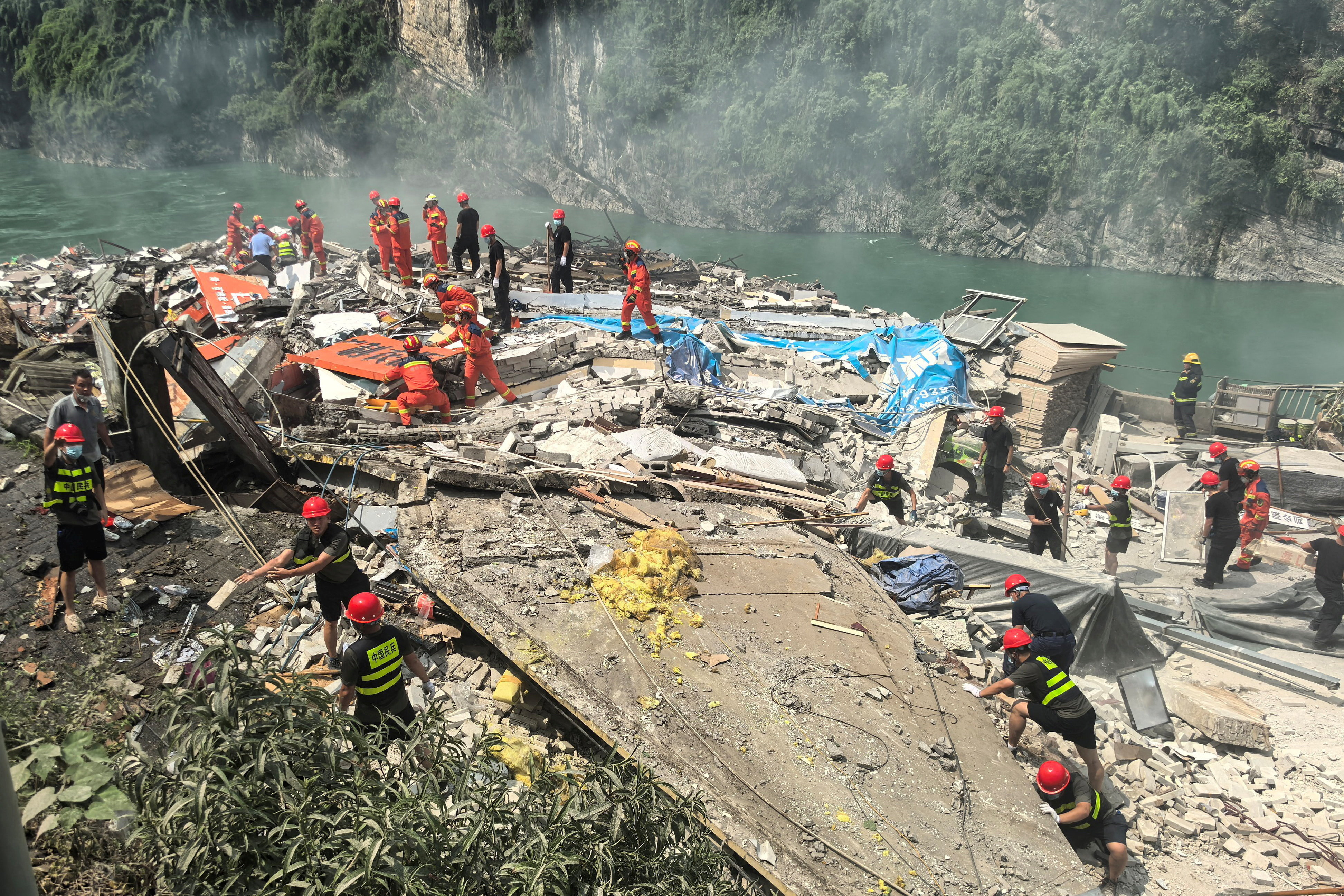 مصرع شخصين جراء عواصف رعدية عنيفة في فرنسا، وانقطاع التيار الكهربائي عن 53 ألف شخص | رويترز