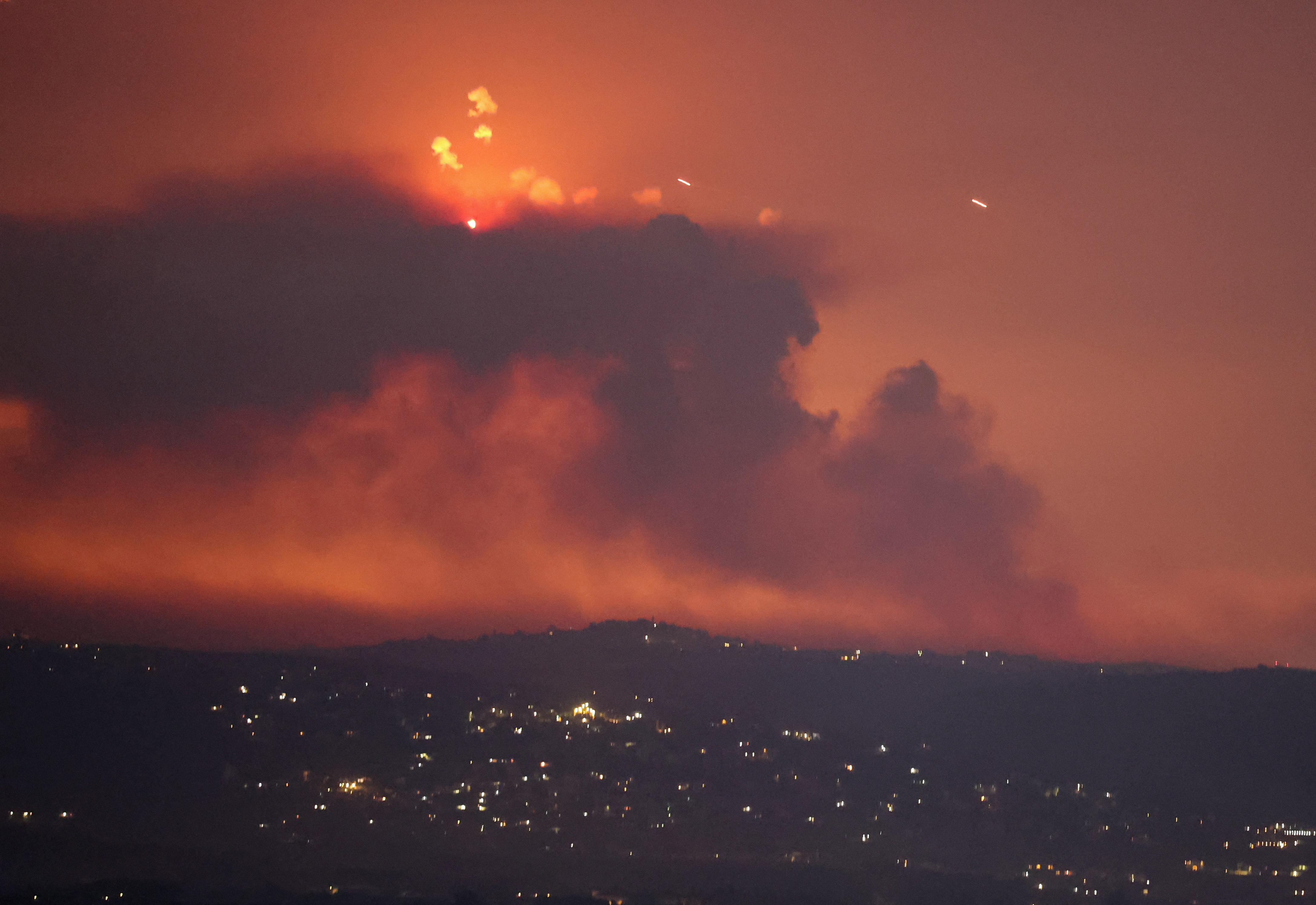 Μια άποψη δείχνει καπνό στη λιβανική πλευρά των συνόρων με το Ισραήλ, όπως φαίνεται από την Τύρο, στο νότιο Λίβανο