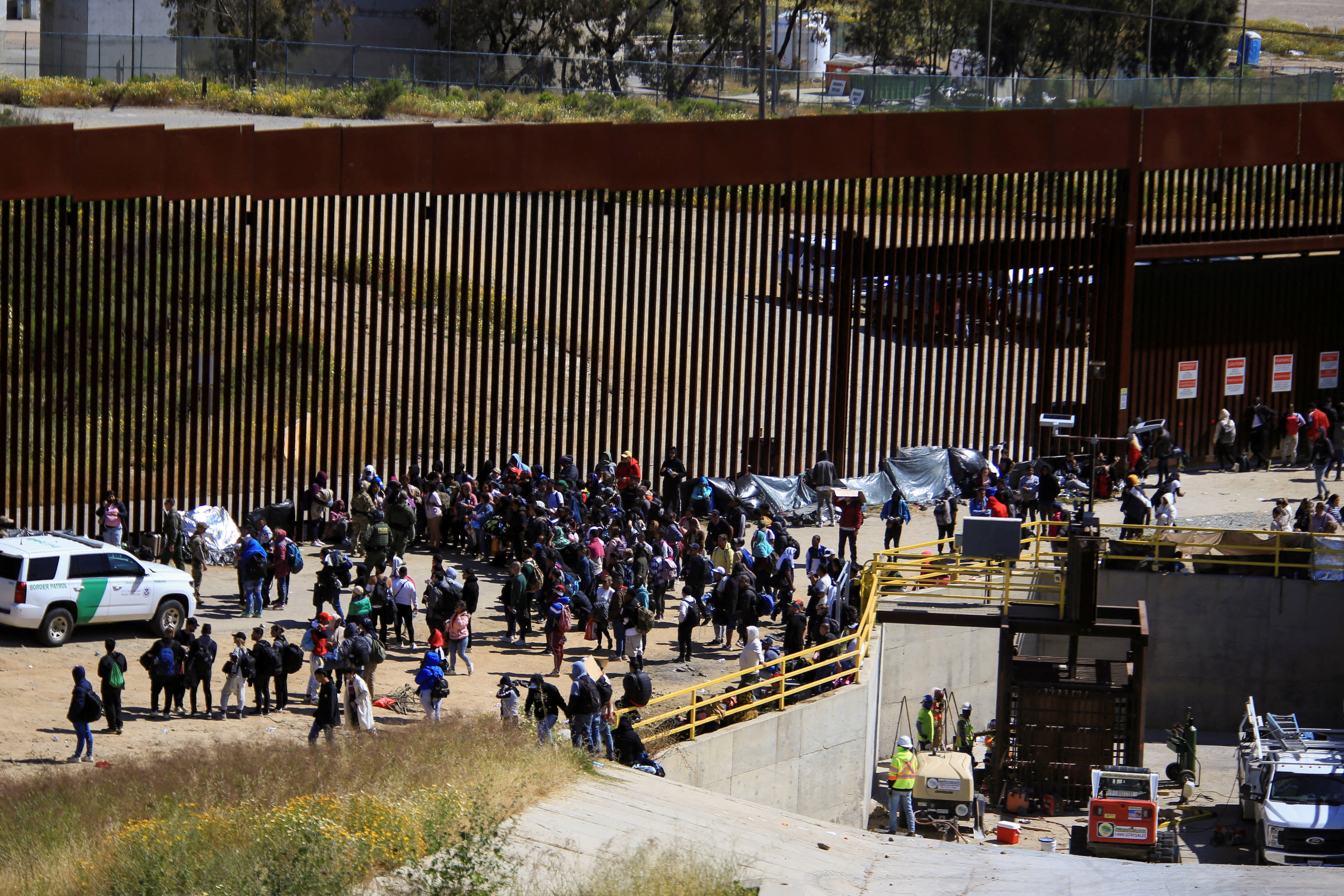 A medida que la prohibición de Covid-19 se acerca a su fin, cientos de migrantes se han reunido cerca del muro entre Estados Unidos y México.