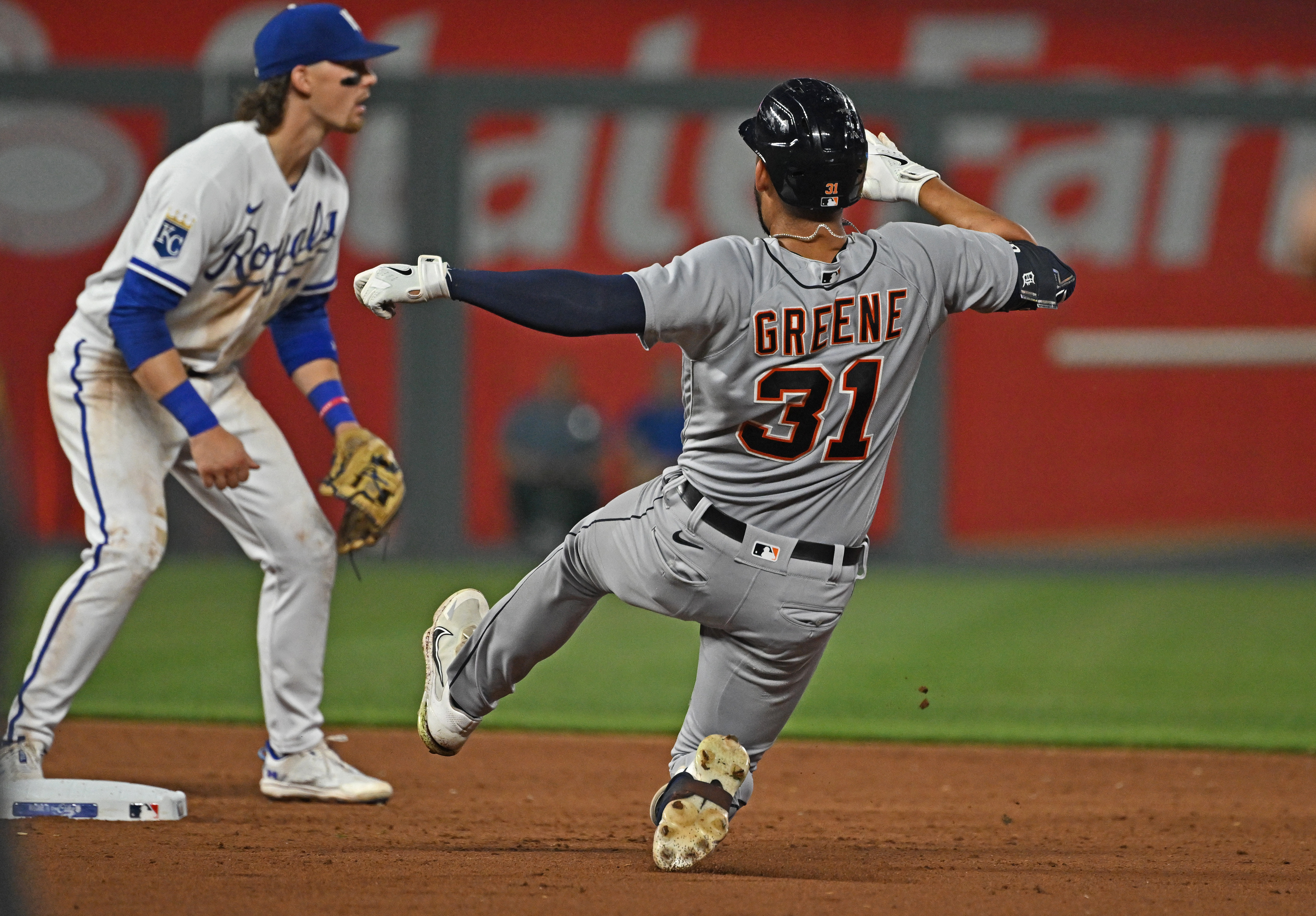 Short hits pinch-hit, three-run homer, Tigers beat Royals 6-4