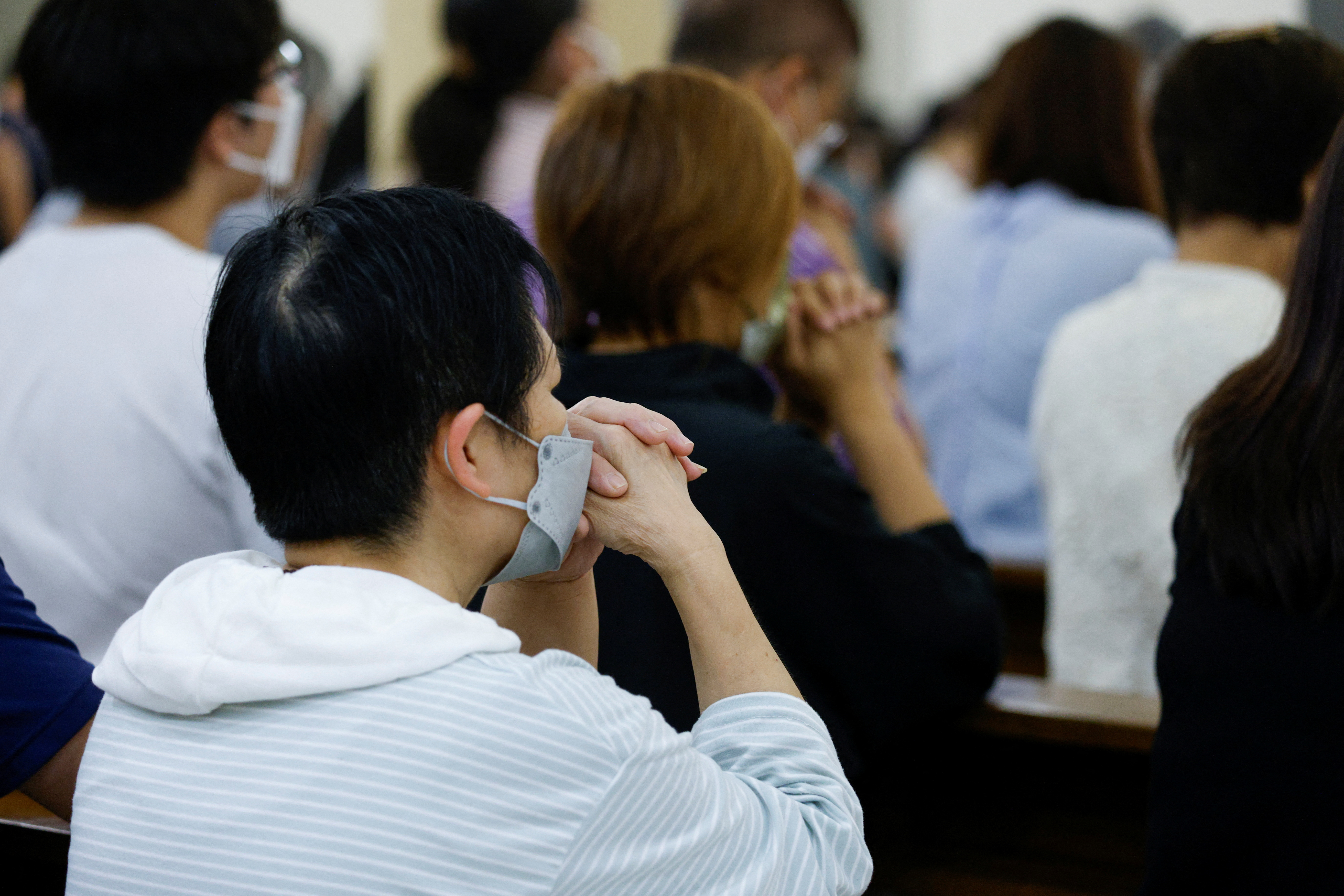 Fieles católicos rezan en una iglesia en Hong Kong