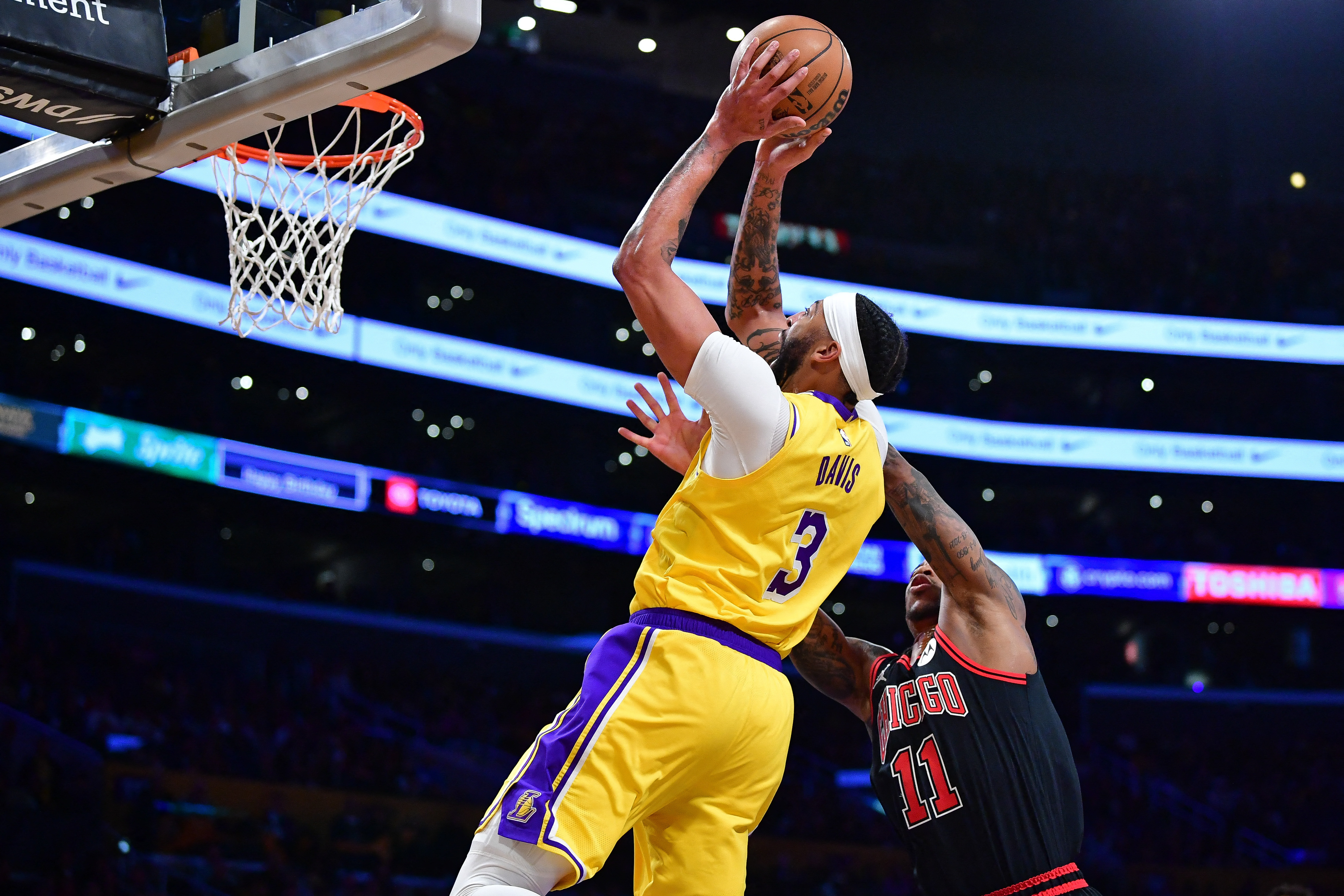 D'Angelo Russell puts up 29 as Lakers outrun Bulls