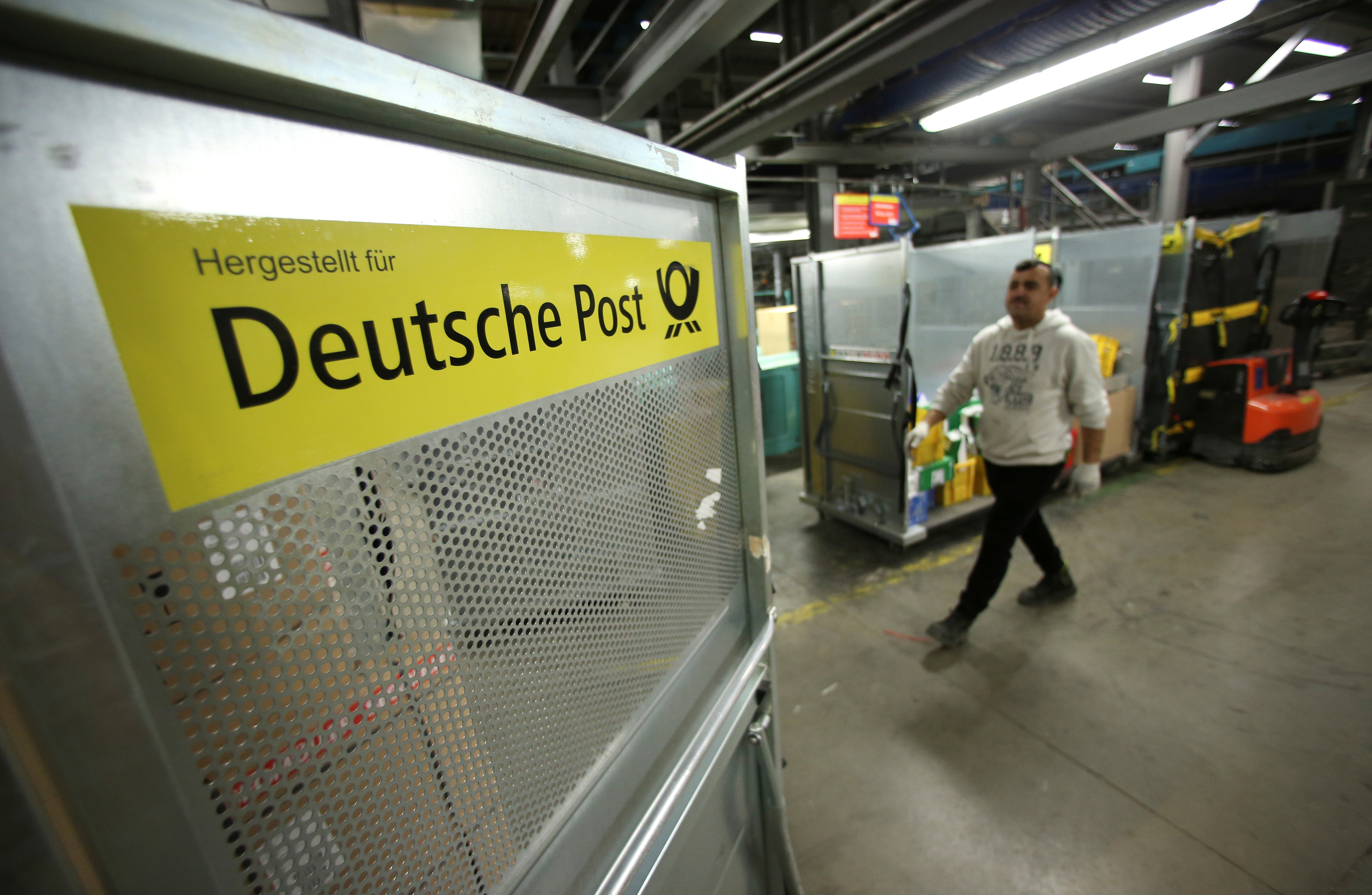An employee works at a distribution centre of German postal and logistics group Deutsche Post DHL in Rodgau near Frankfurt, Germany, December 19, 2019.  REUTERS/Ralph Orlowski