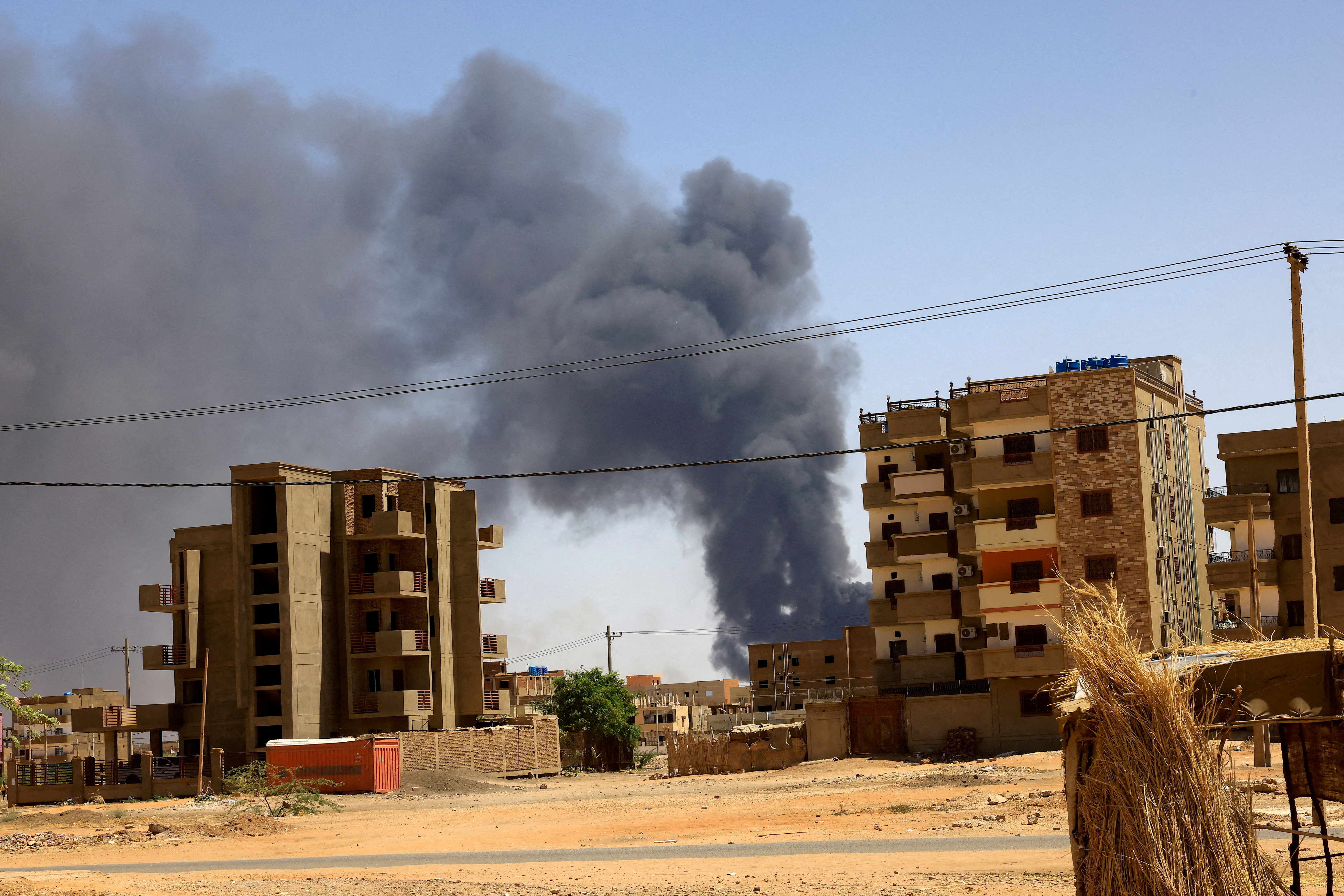 Photo d'archives: De la fumée s'élève au-dessus des bâtiments après un bombardement aérien à Khartoum Nord