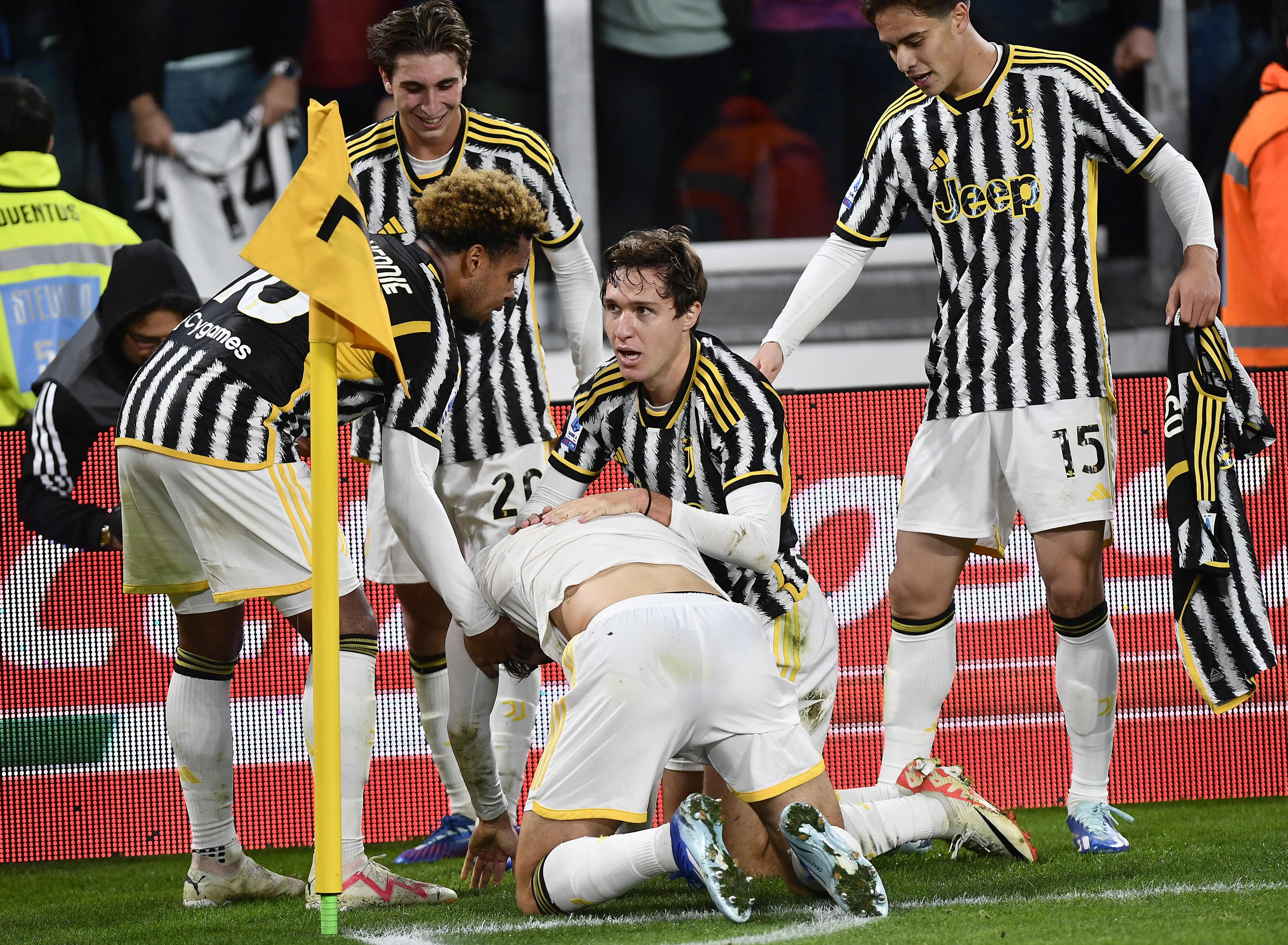 Juve squeeze past Fiorentina to keep pace with leaders Inter