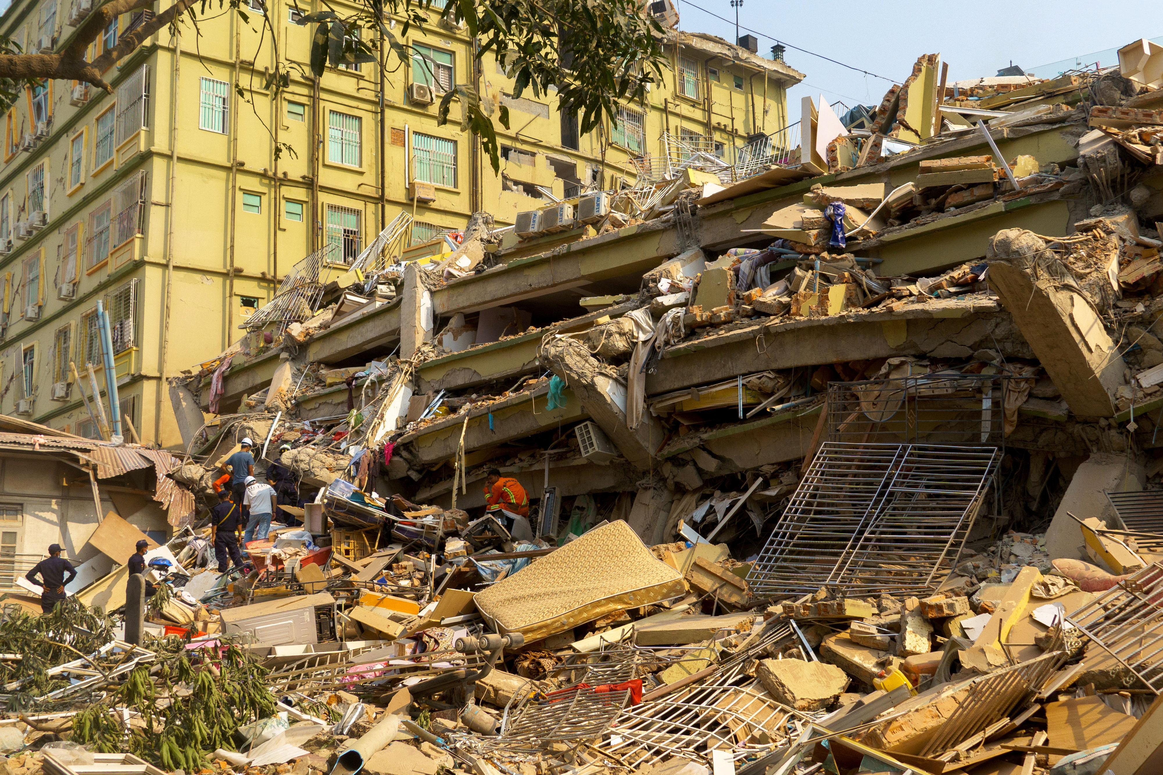 ミャンマー地震、死者1700人・不明300人 インフラ被災で遅れる支援