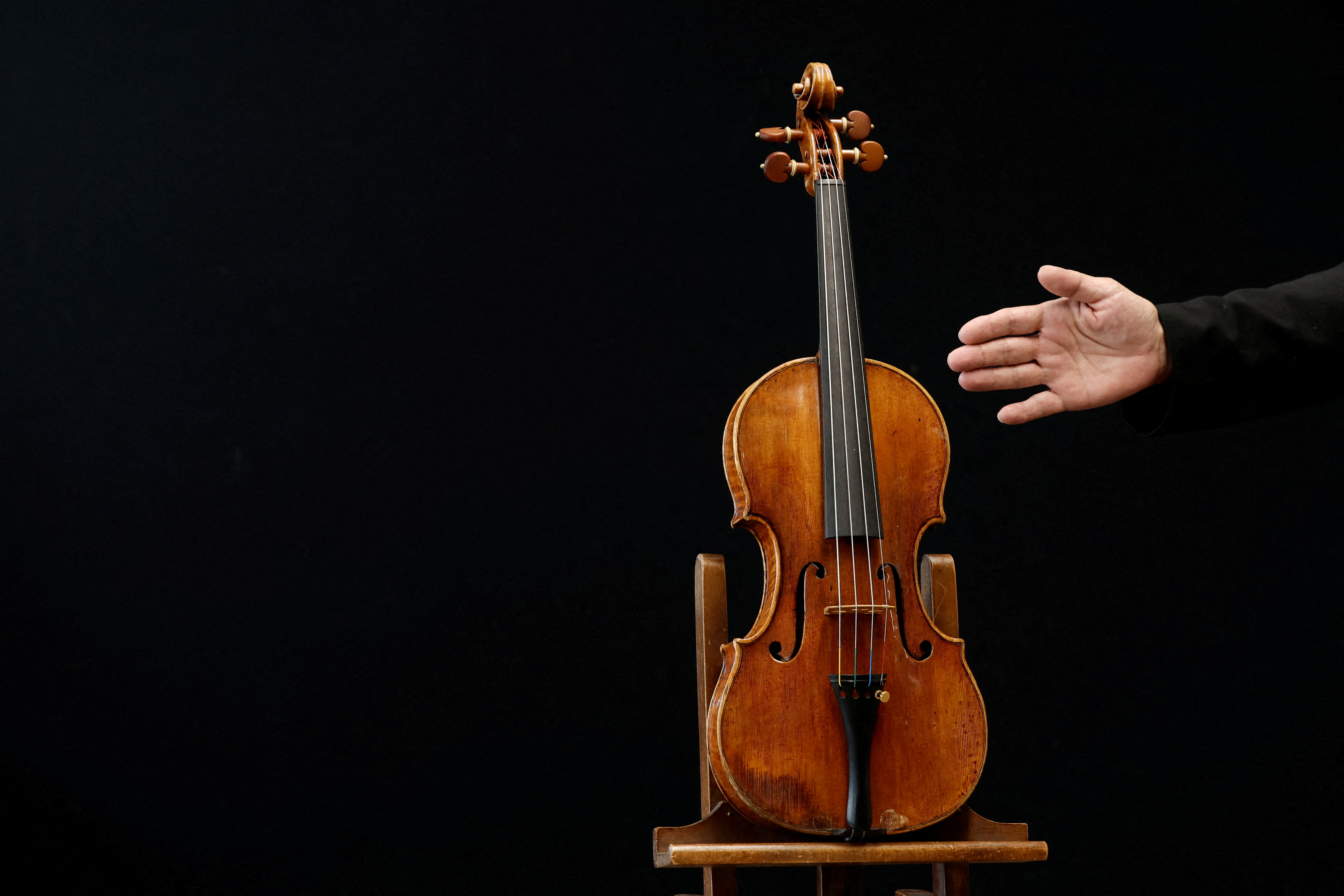 300-year-old violin to be auctioned in Paris