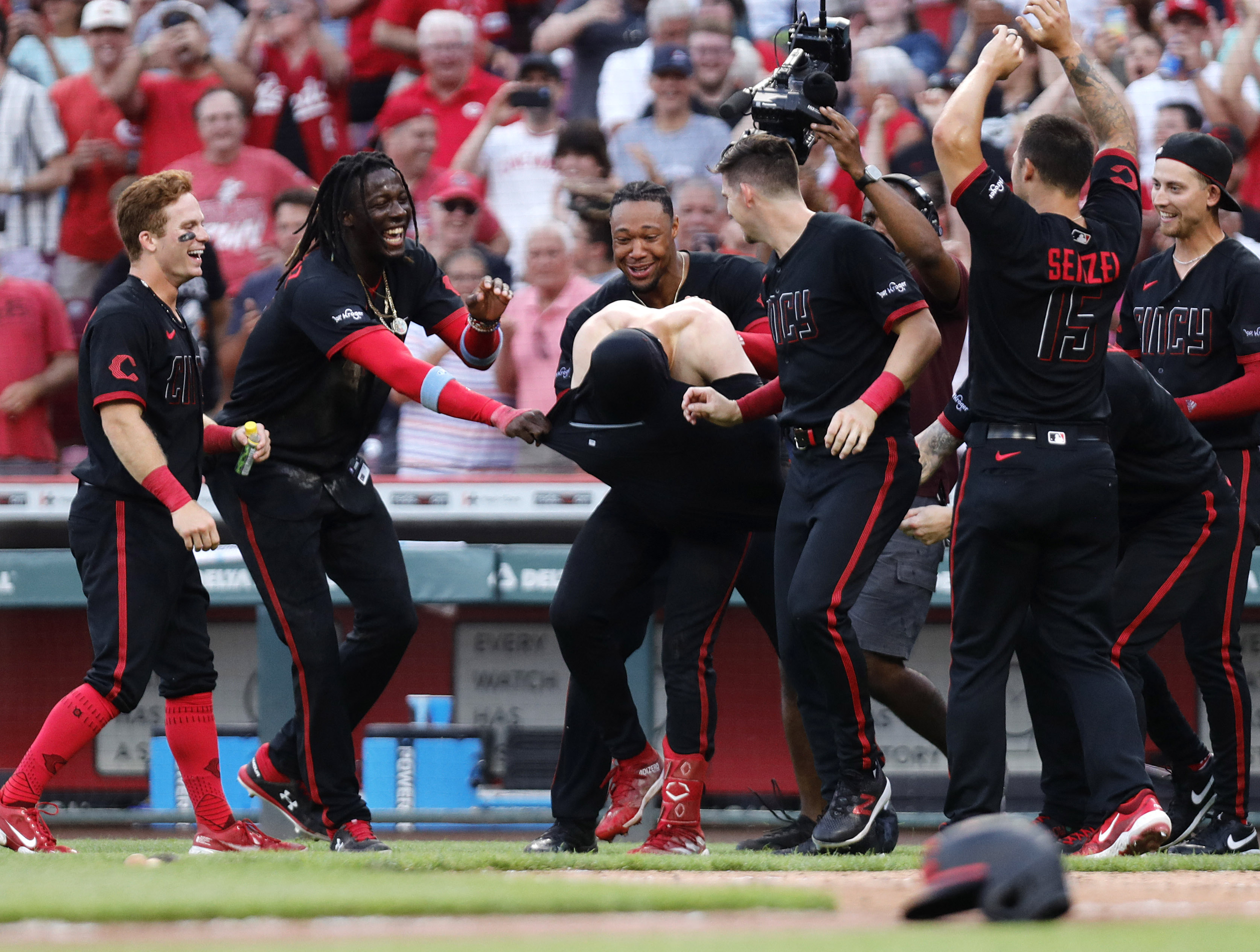 Spencer Steer's HR gives Reds wild 11th-inning win over Padres