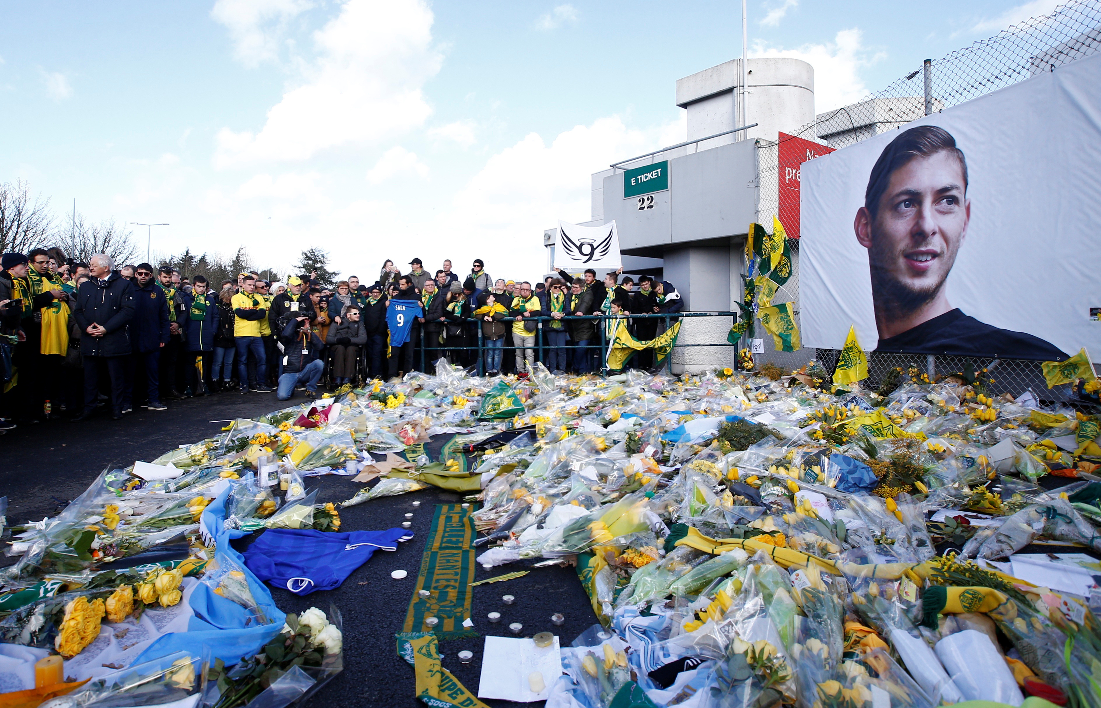 Técnico do Cardiff e zagueiro do Nantes estarão no velório de Sala