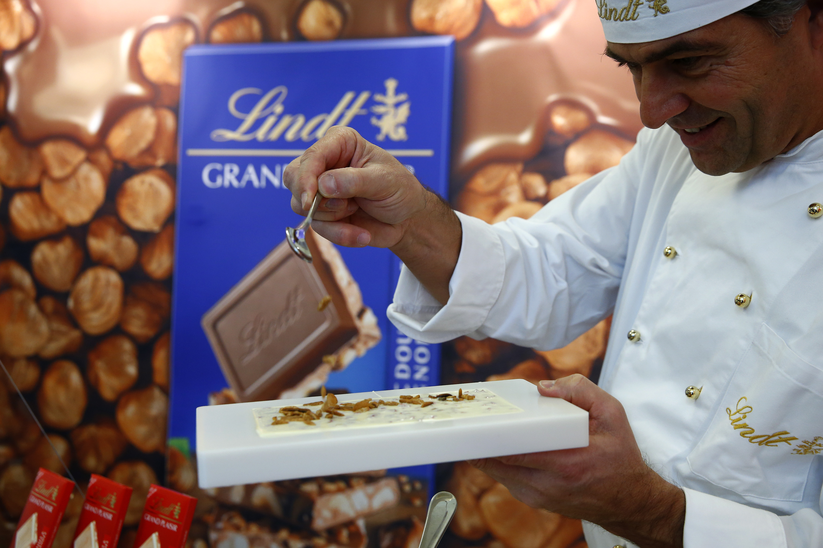 A Maitre Chocolatier of Swiss chocolatier Lindt & Spruengli prepares a chocolate after the annual news conference in Kilchberg, Switzerland March 8, 2016. REUTERS/Arnd Wiegmann