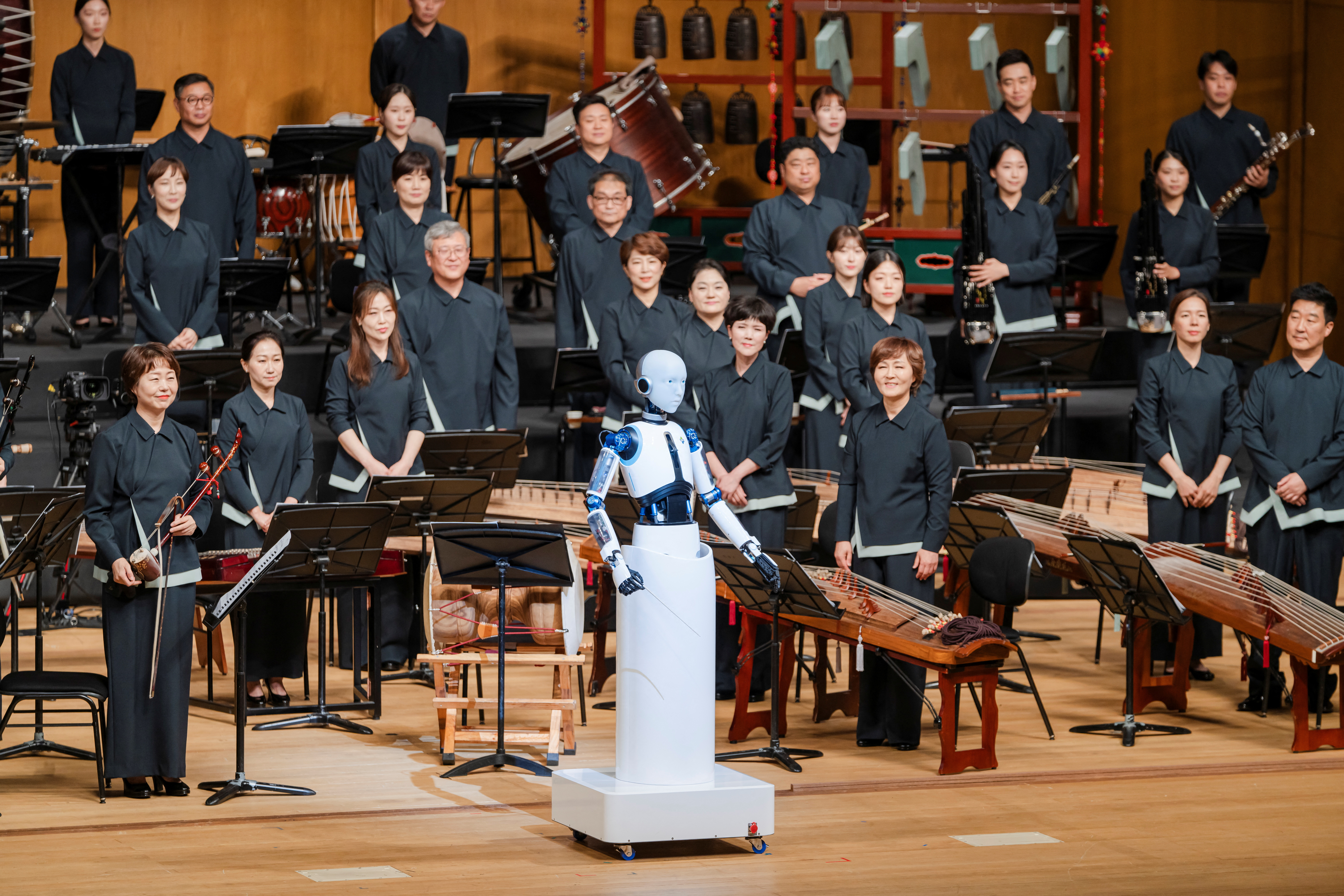 Робот поднялся на подиум в качестве дирижера оркестра в Сеуле