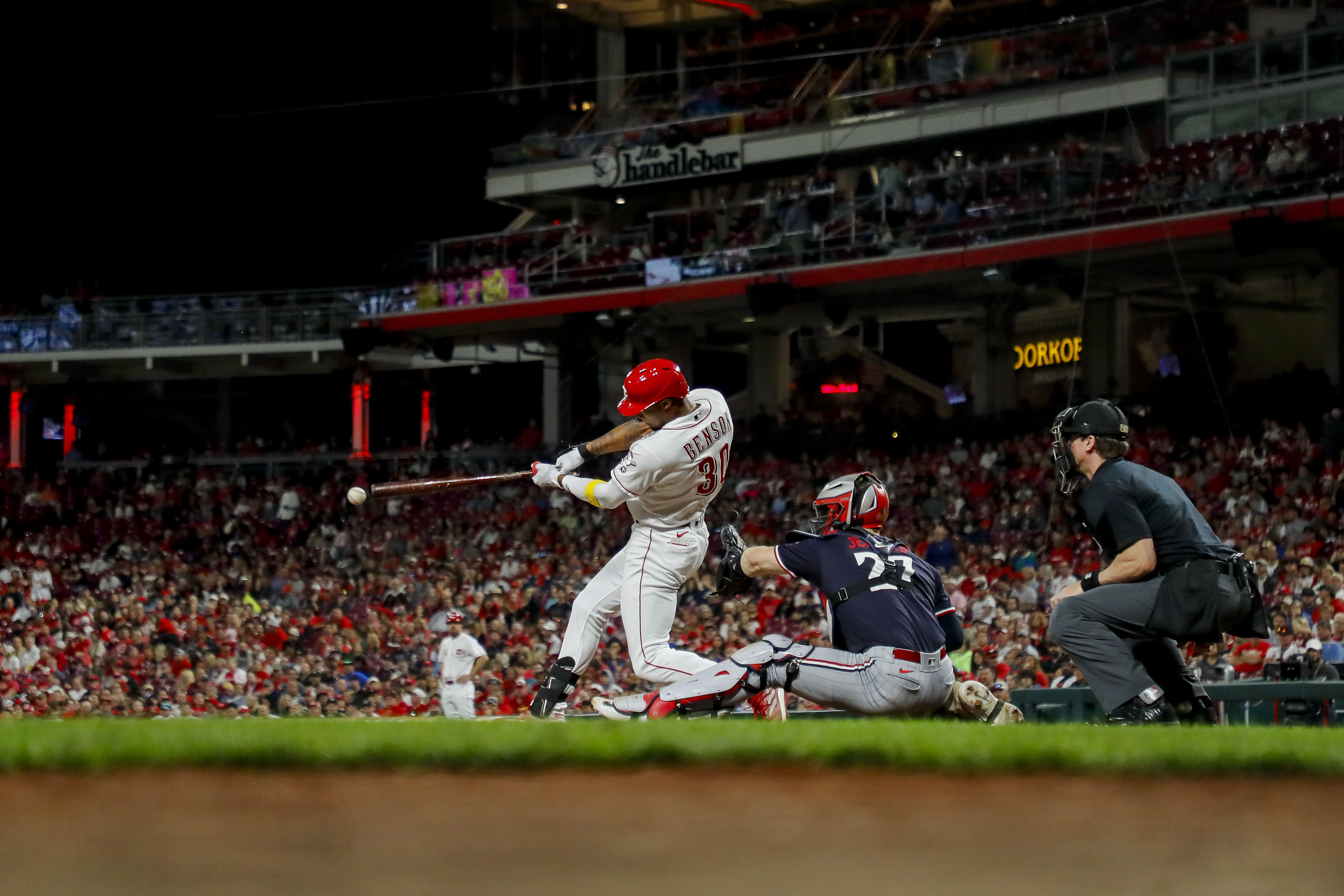 Kenta Maeda, Twins beat Reds, close in on playoff berth