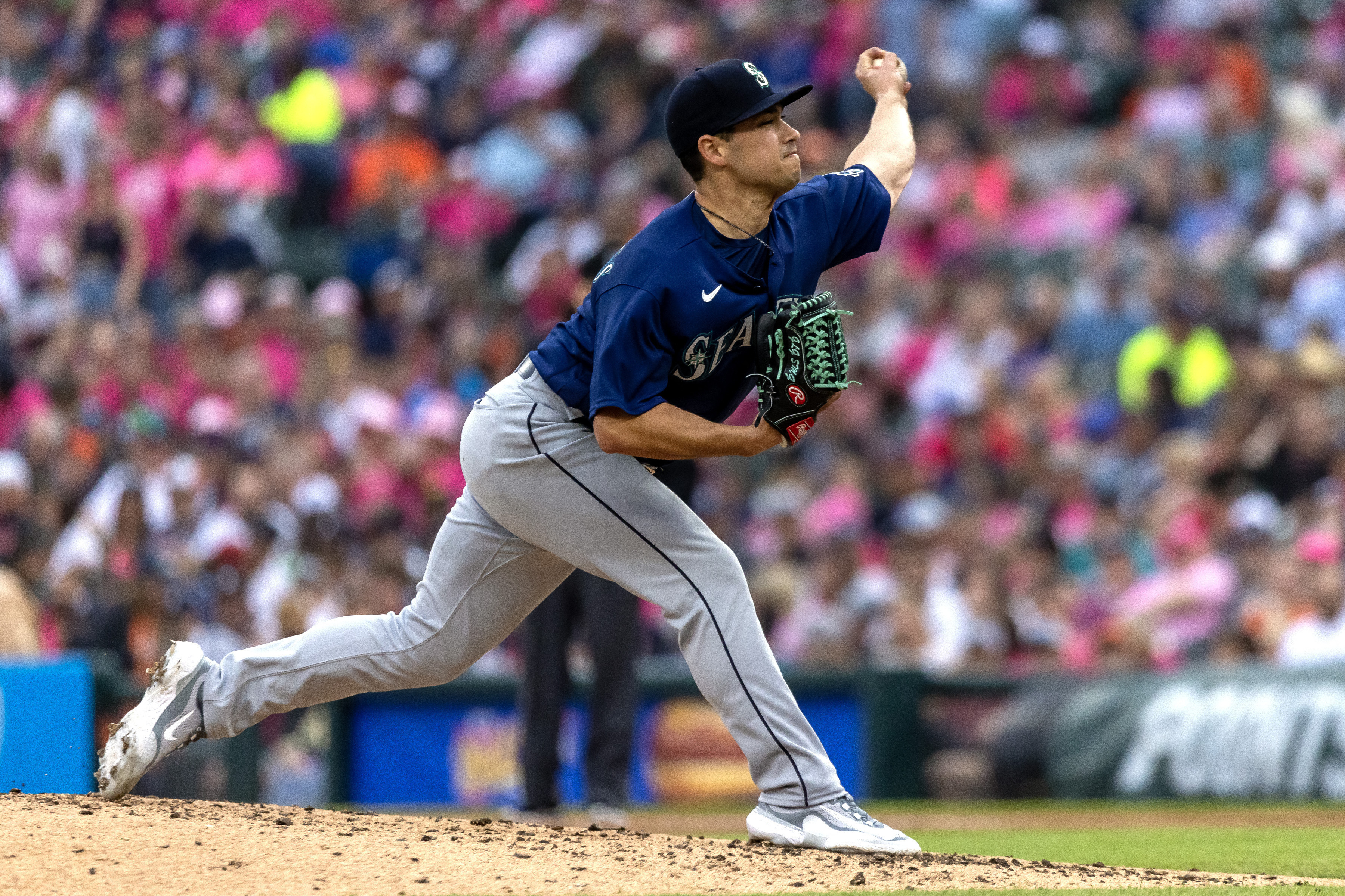 Mariners tame Tigers to open series