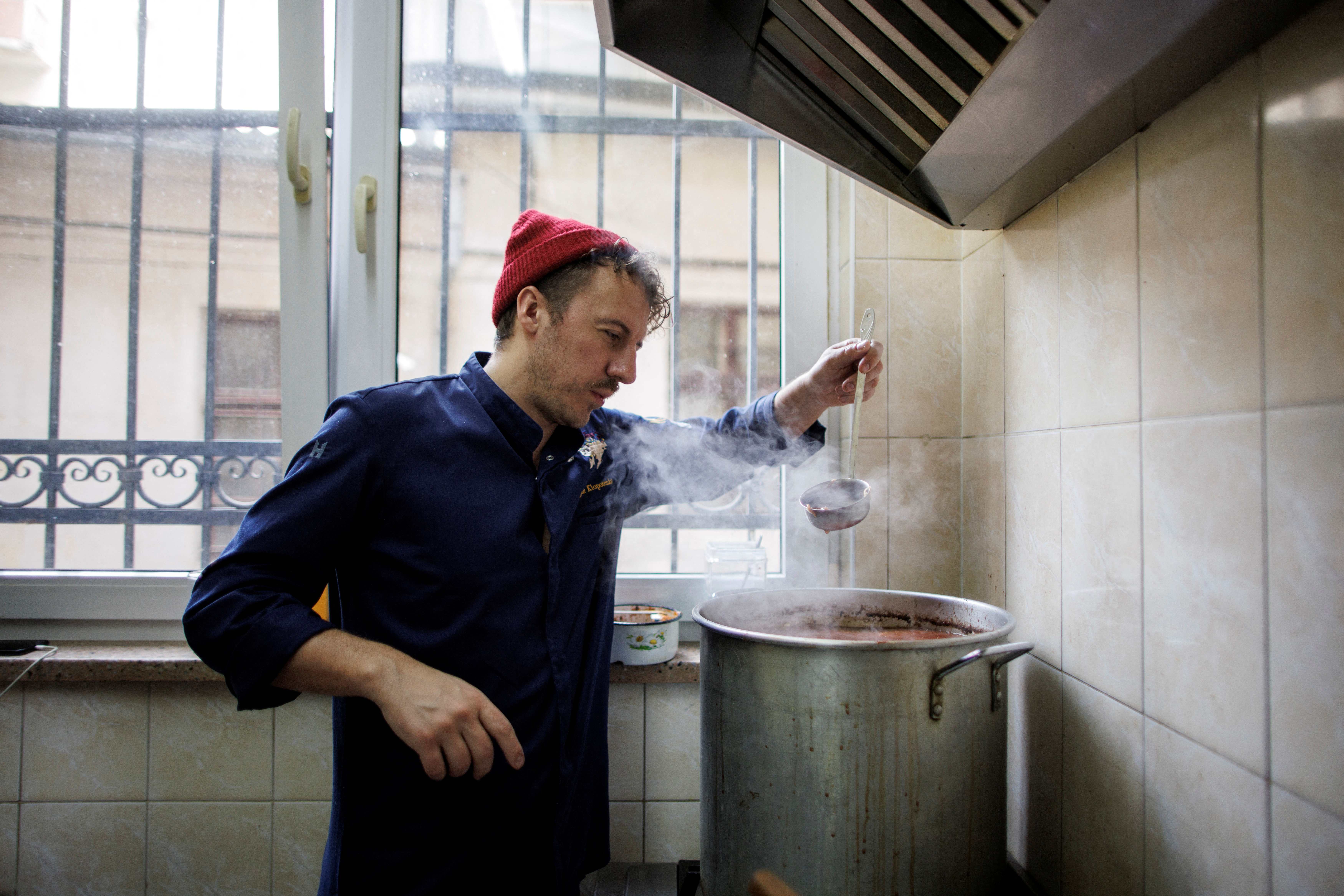 Ukrainian celebrity chef serves up free meals for refugees in Lviv