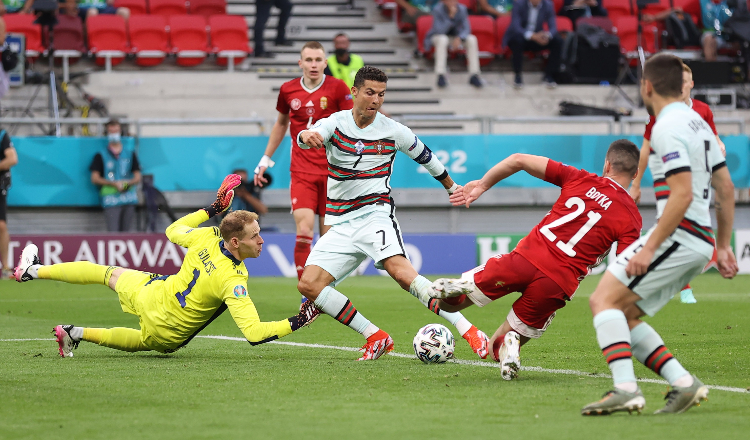 Cristiano Ronaldo scores last-minute winner on record-breaking