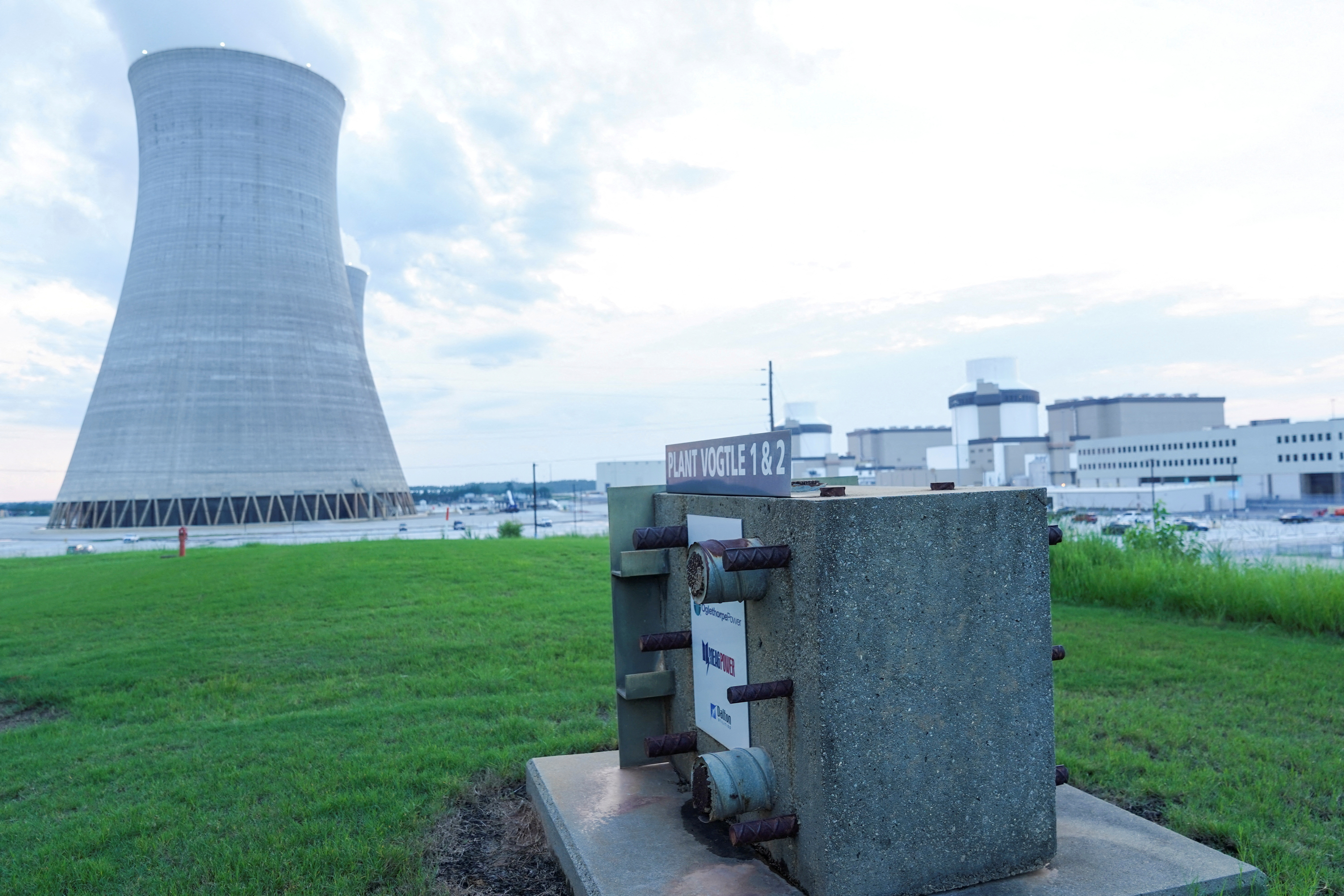 Biden team offers nuclear path to hydrogen tax credit | Reuters