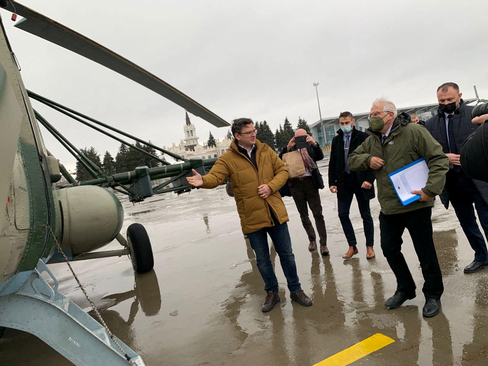 O ministro de Asuntos Exteriores ucraíno, Dmytro Kuleba, e o alto representante da Unión Europea para Asuntos Exteriores, Josep Borrell, abordan un helicóptero para partir cara á rexión oriental de Luhansk, no aeroporto de Kharkiv, Ucraína, o 5 de xaneiro de 2022. Ministerio de Asuntos Exteriores de Ucraína/Folleta vía REUTERS