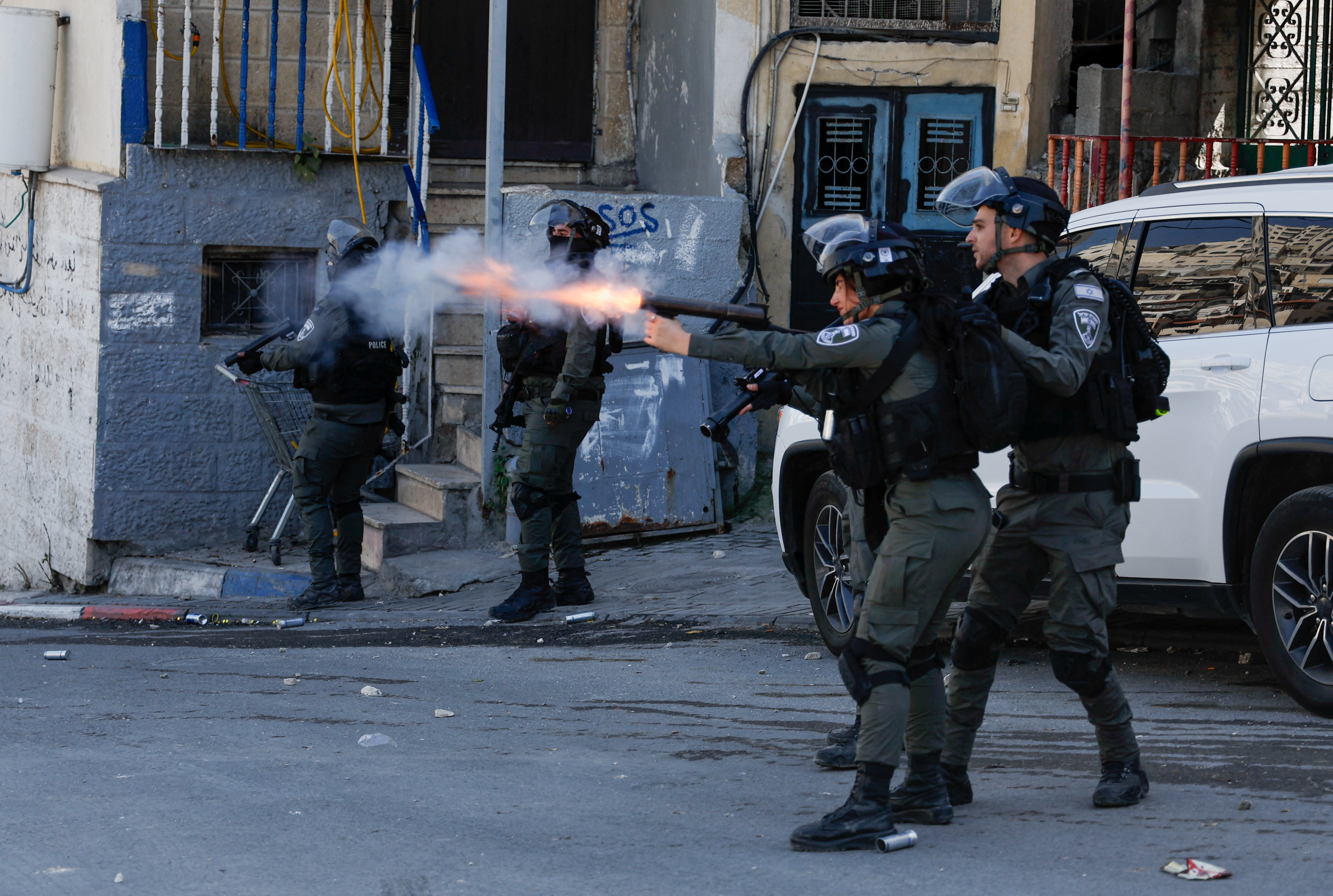 Israeli border police clash with Palestinians in Jerusalem