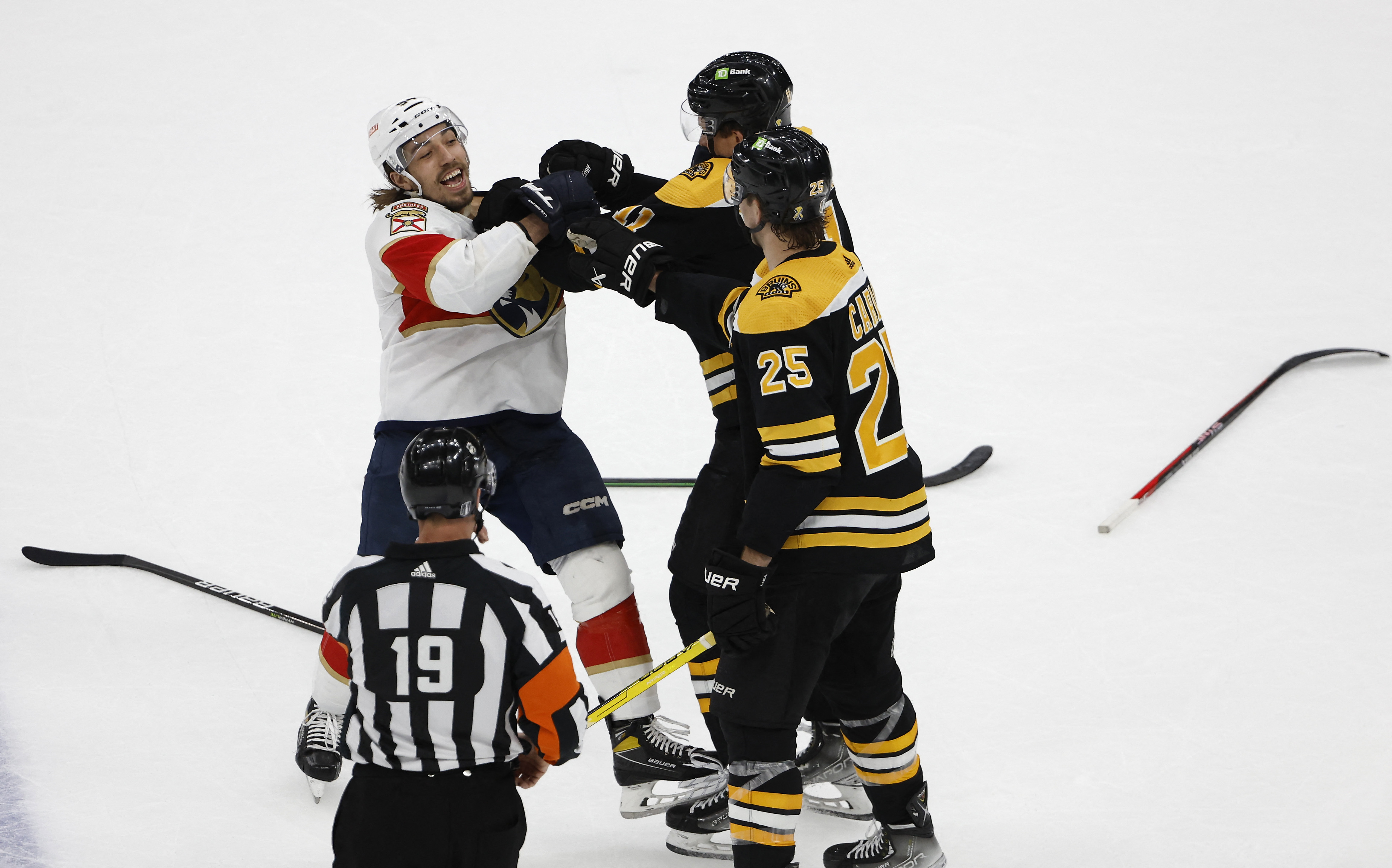 Florida Panthers Upset Record-Setting Boston Bruins - The New York Times