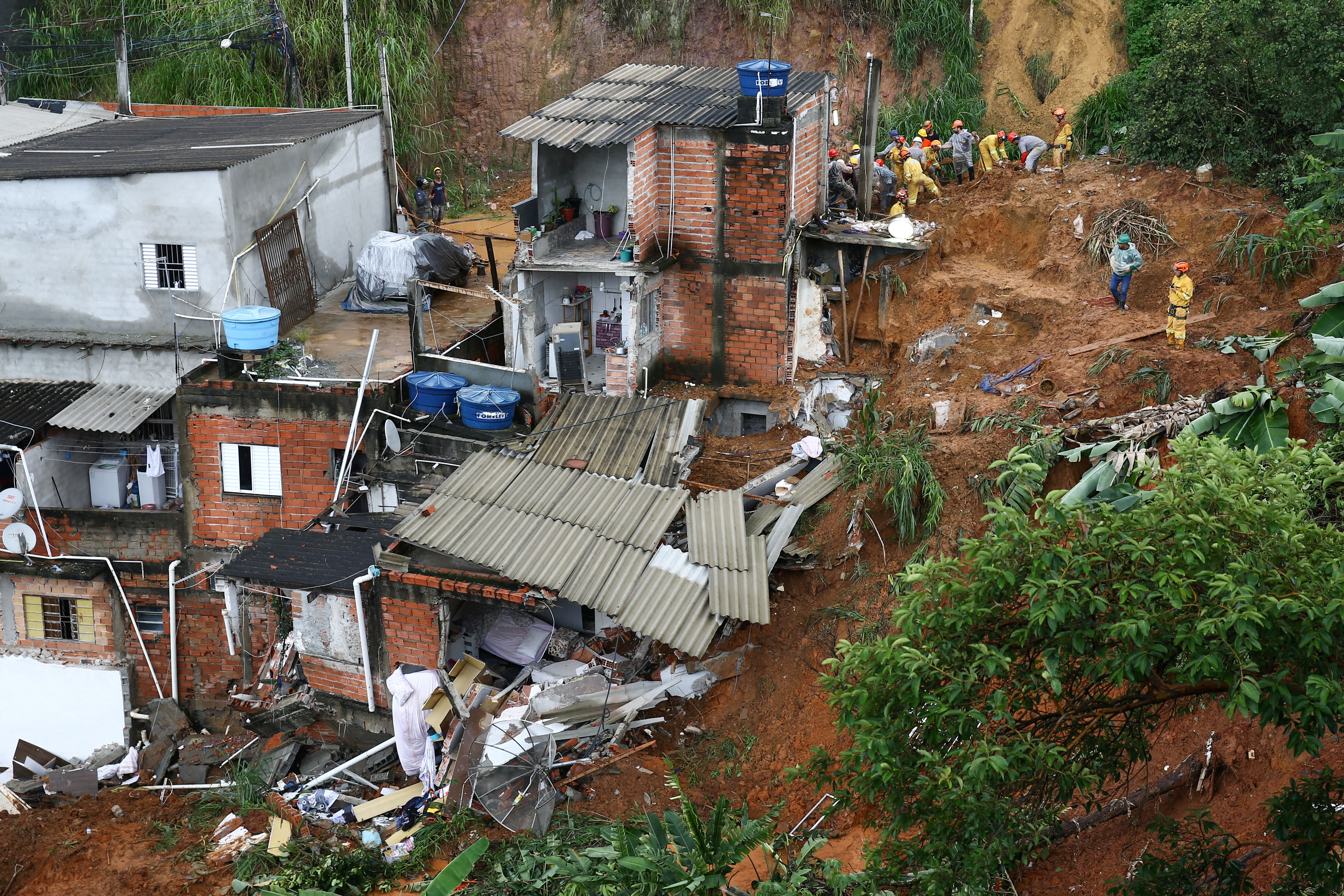 Heavy rain causes landslide in Franco da Rocha