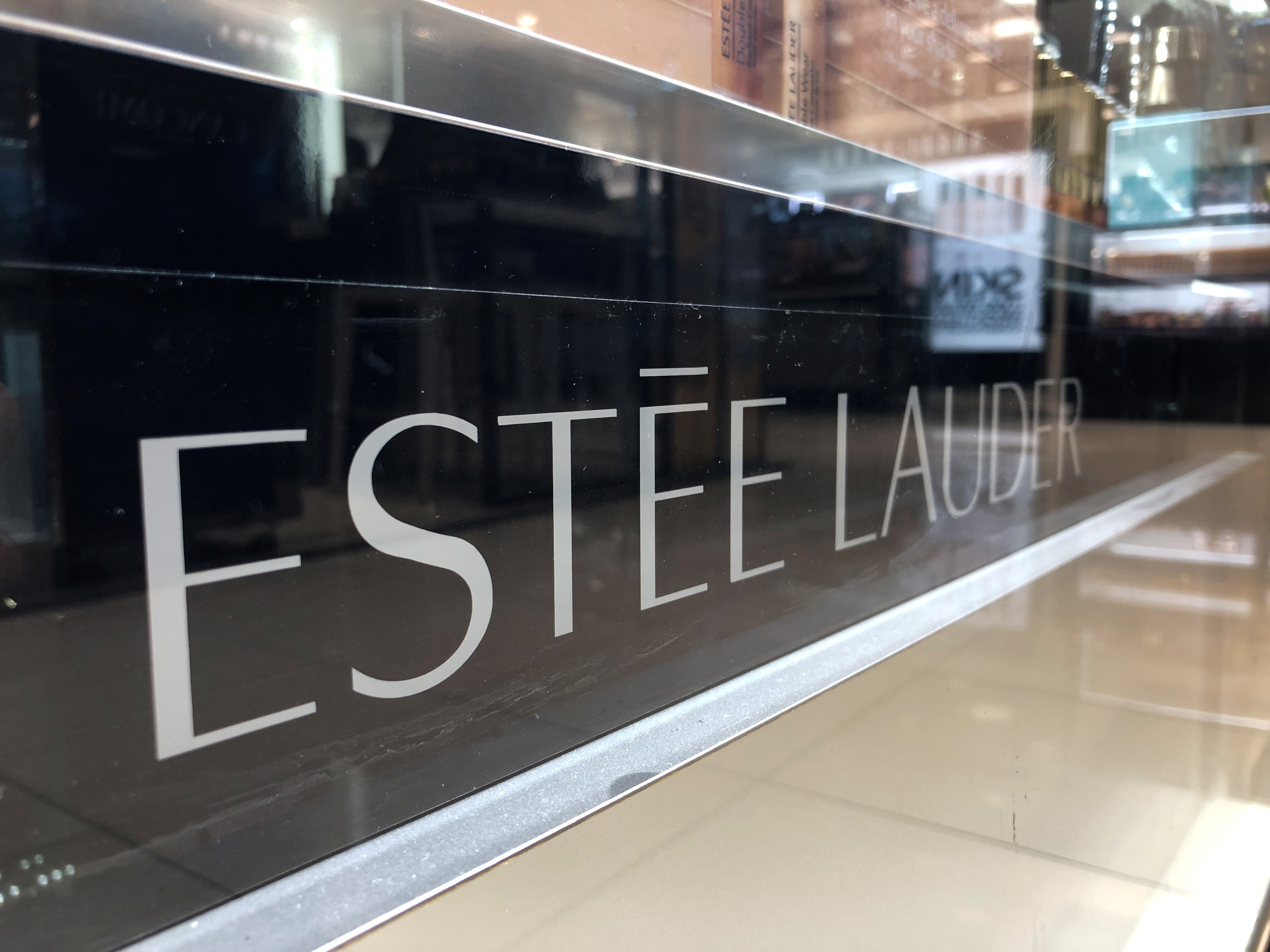 Strong demand for makeup drives Estee Lauder's glossy sales forecast