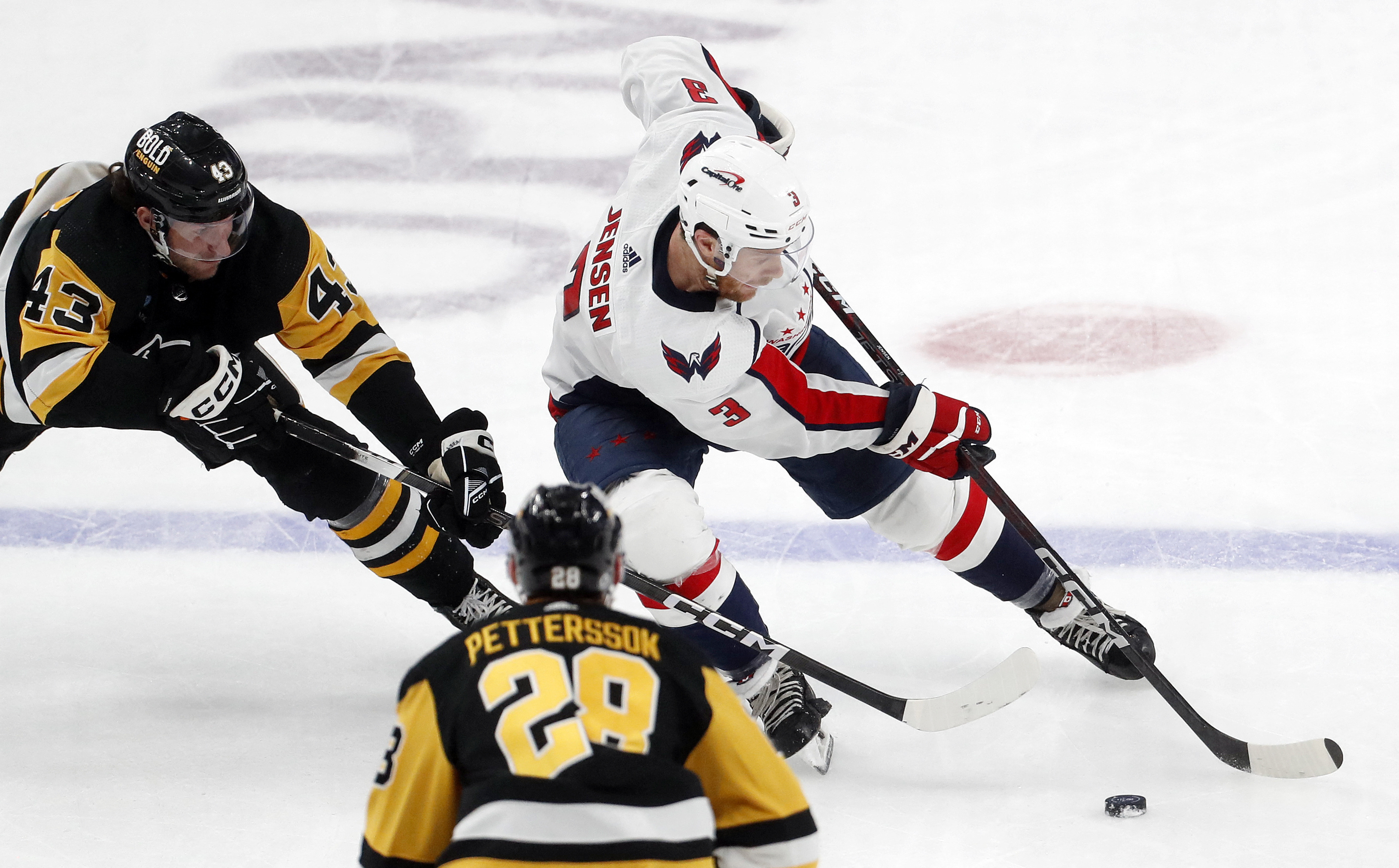 Capitals Start Fast, Hold On Against Penguins | Reuters