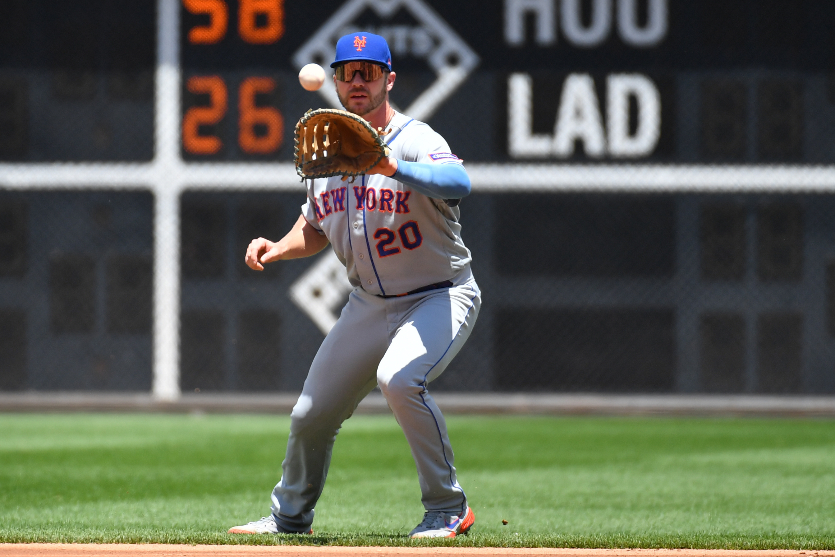 Phillies sweep Cubs, run road win streak to nine | Reuters